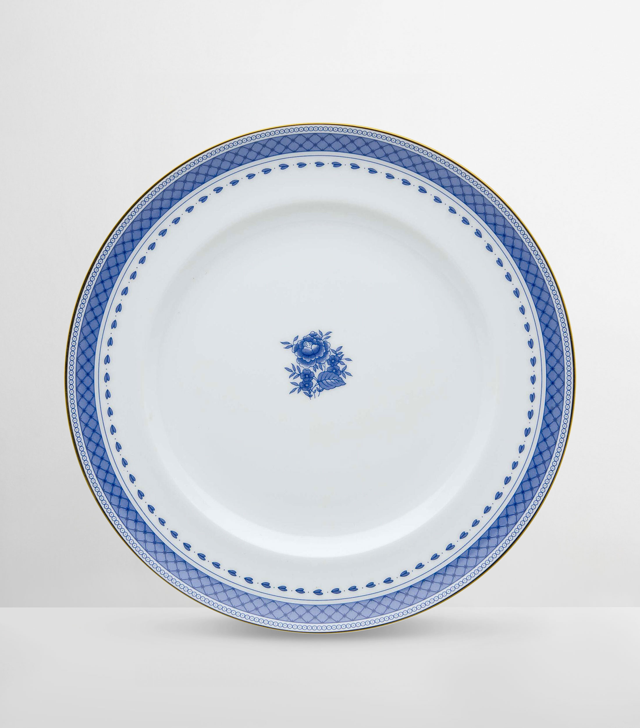 Plato llano con flores azules