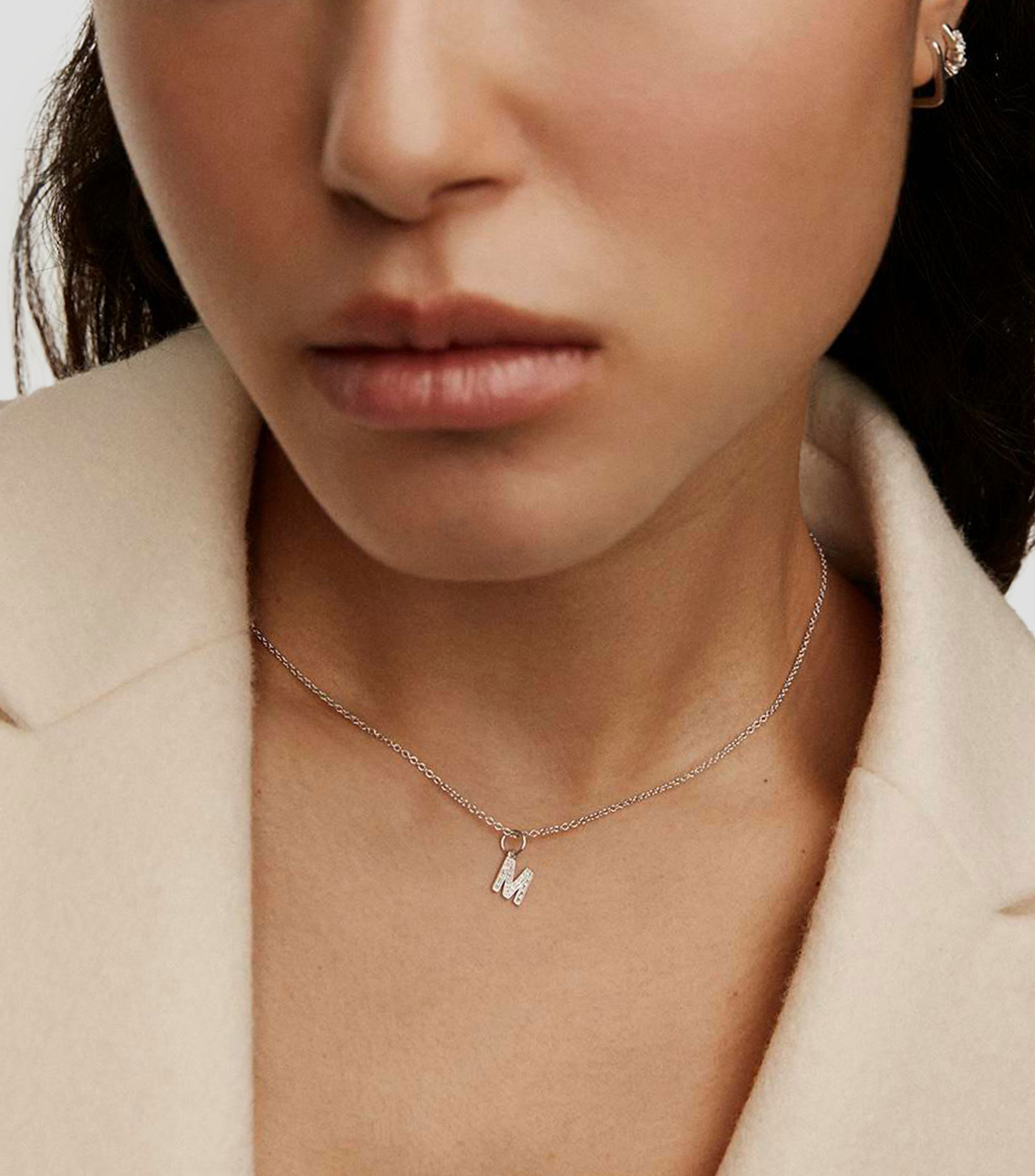 Dije inicial M en plata .925 ABC con topacios blancos Mujer