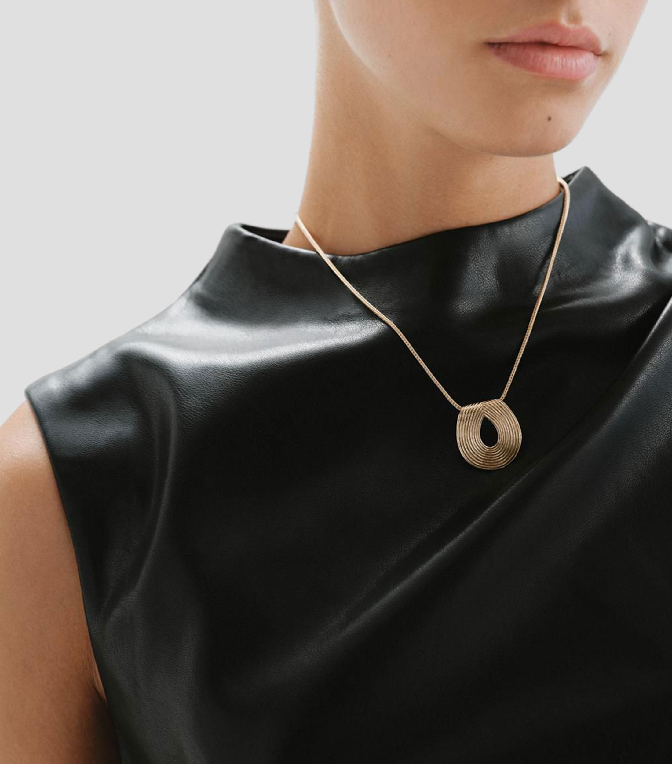 Collar ovalado en plata .925 con relieve Yugen Mujer