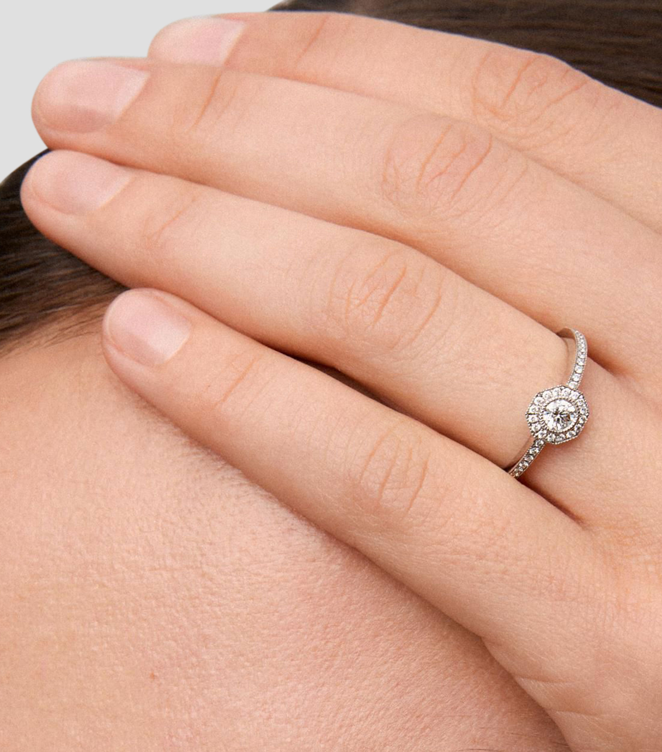 Anillo solitario de compromiso en Oro blanco de 18 Kilates con orla de diamantes Mujer