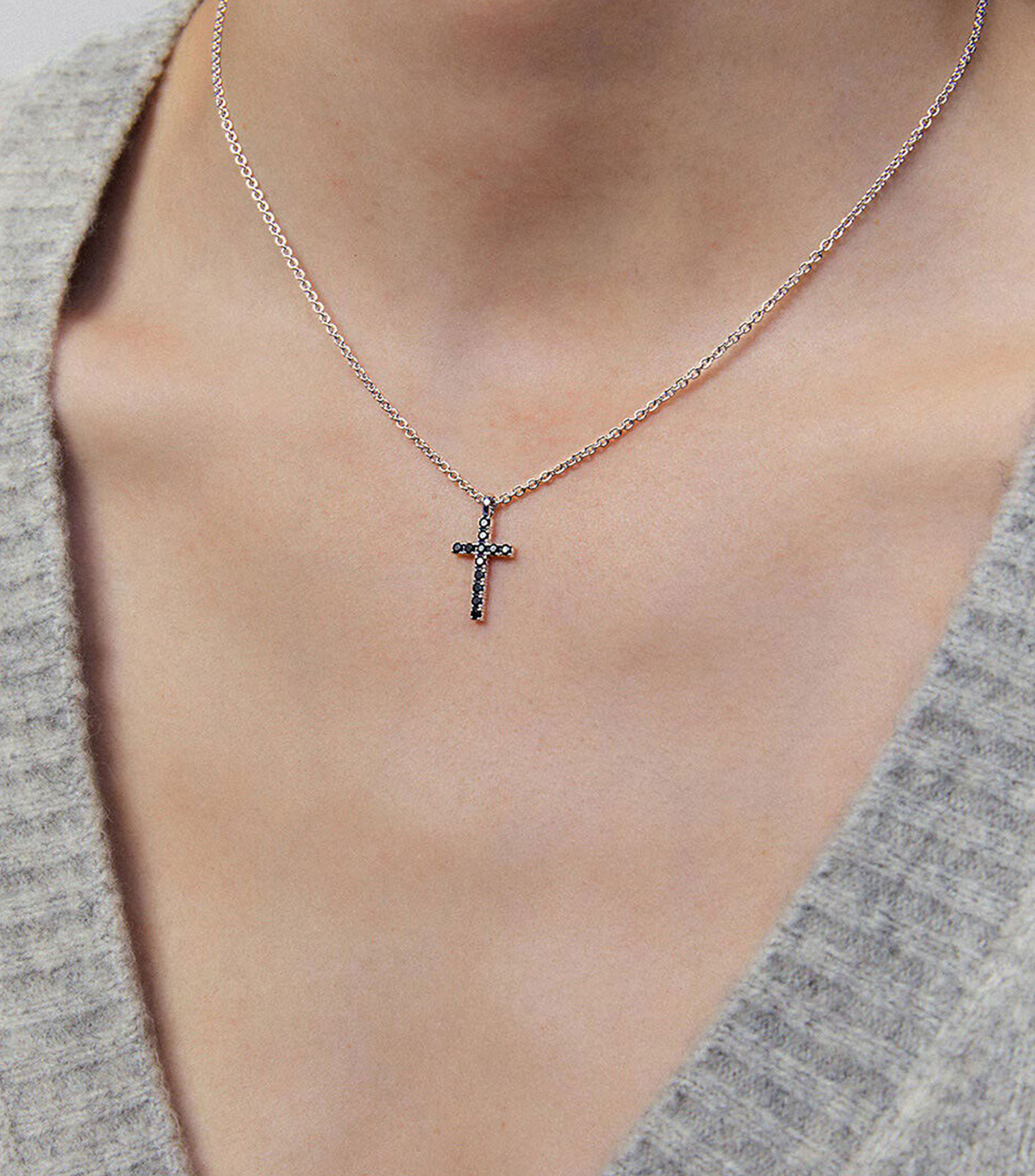 Collar en plata con cruz Mujer