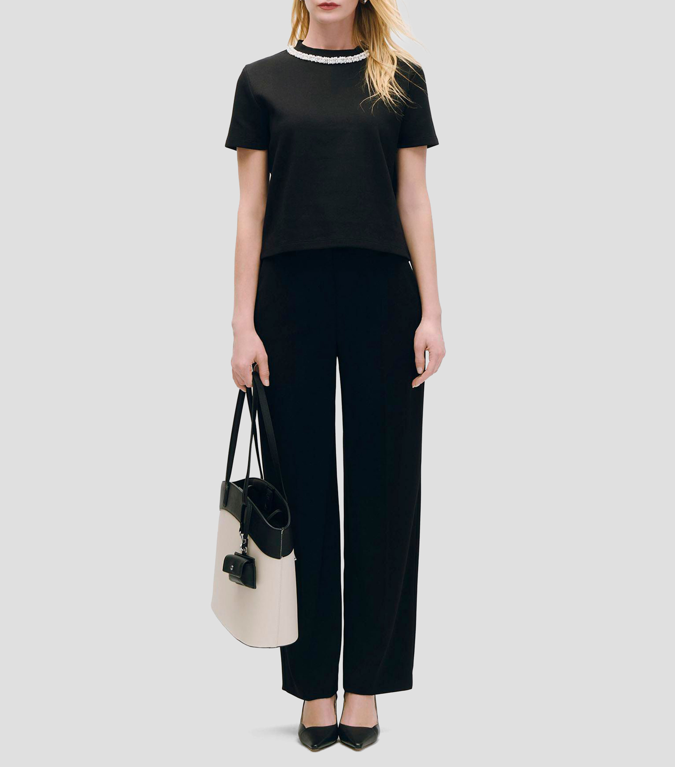 Blusa tipo camiseta de punto aplicación de pedrería en cuello Mujer