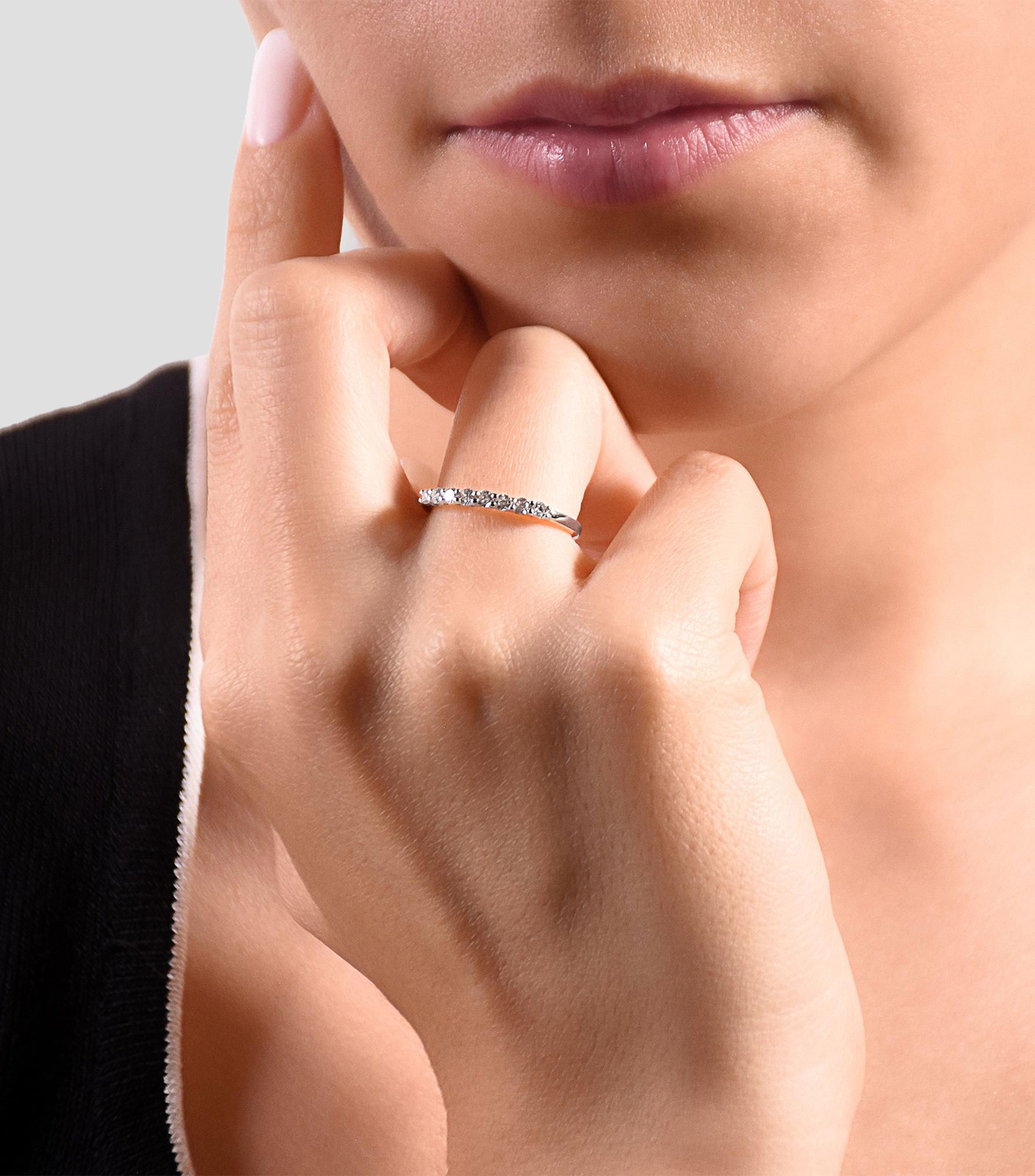Anillo en Oro blanco de 14 Kilates con Diamantes Naturales Mujer
