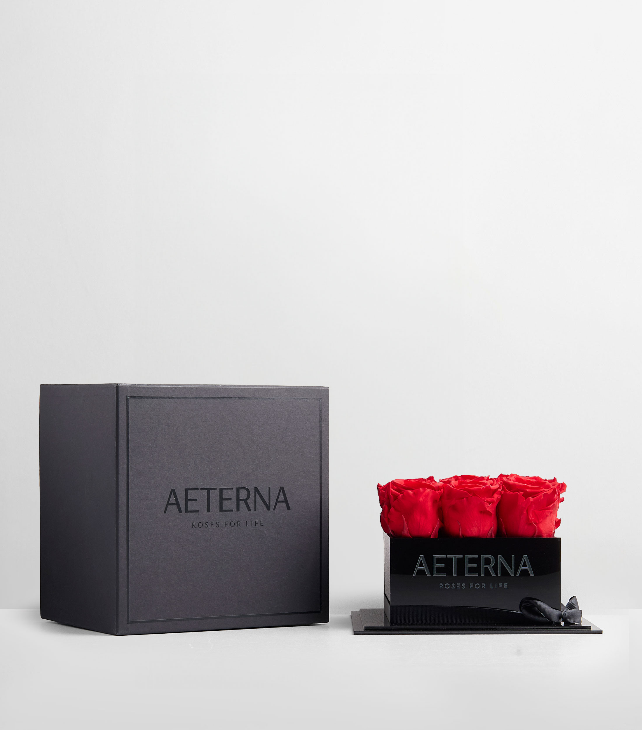 Caja decorativa chica con 9 rosas naturales en acrílico y madera