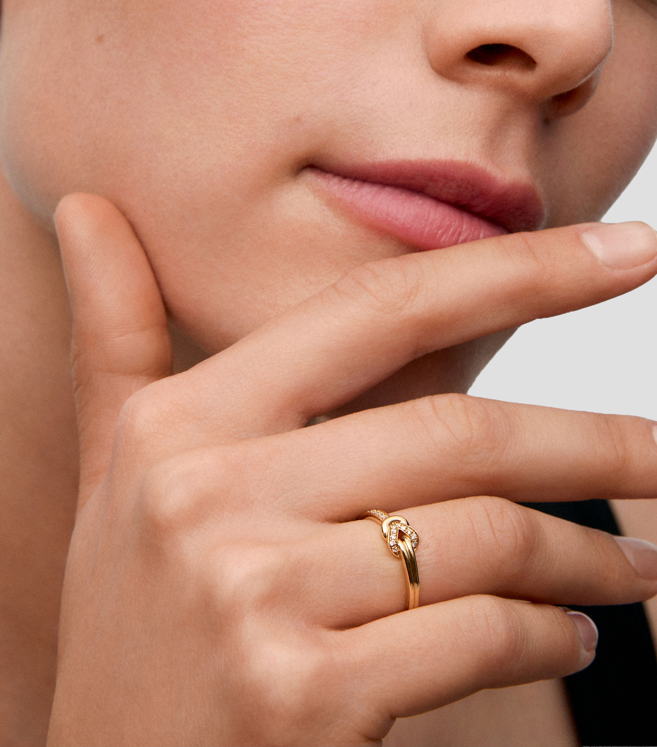 Anillo en oro amarillo de 18 kilates Nudos con diamantes Mujer