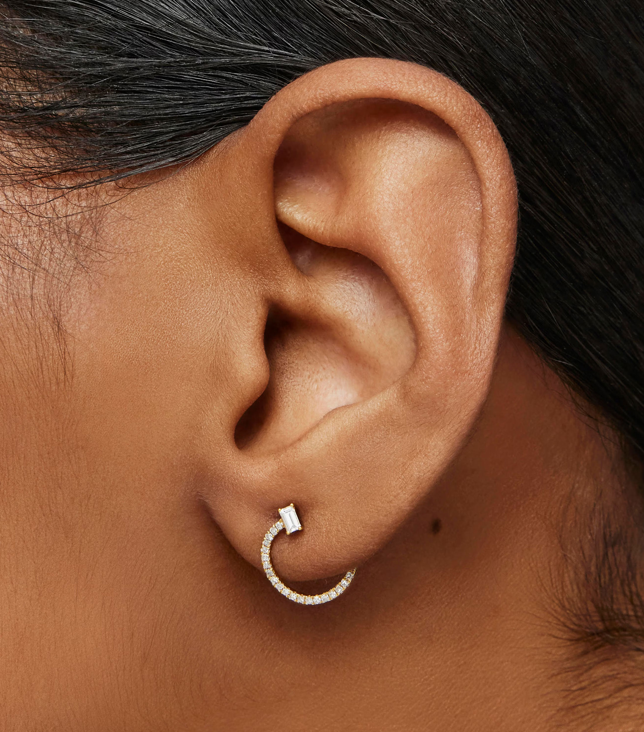 Aretes medio circulo en oro de 18 kilates con diamantes Les Classiques Mujer