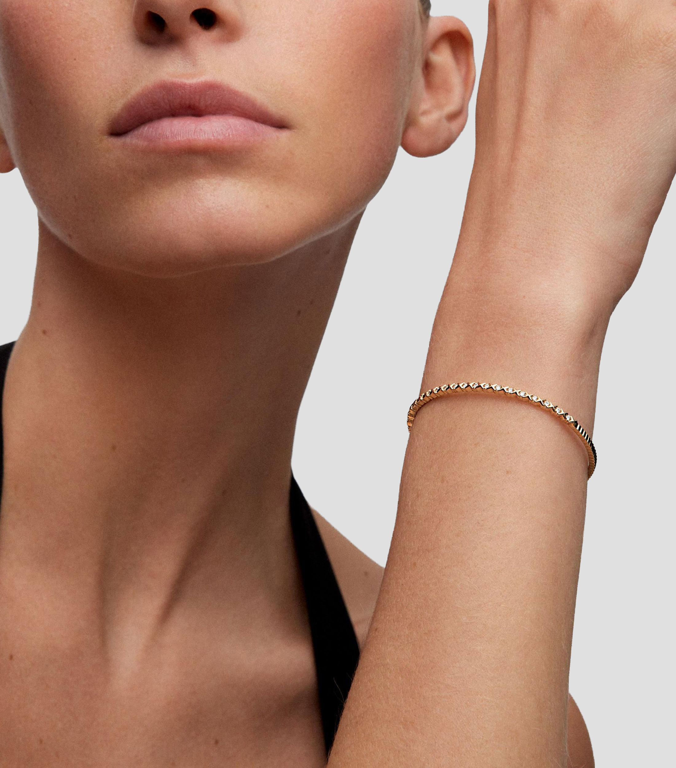 Brazalete rígido en Oro amarillo de 18 Kilates con diamantes Mujer
