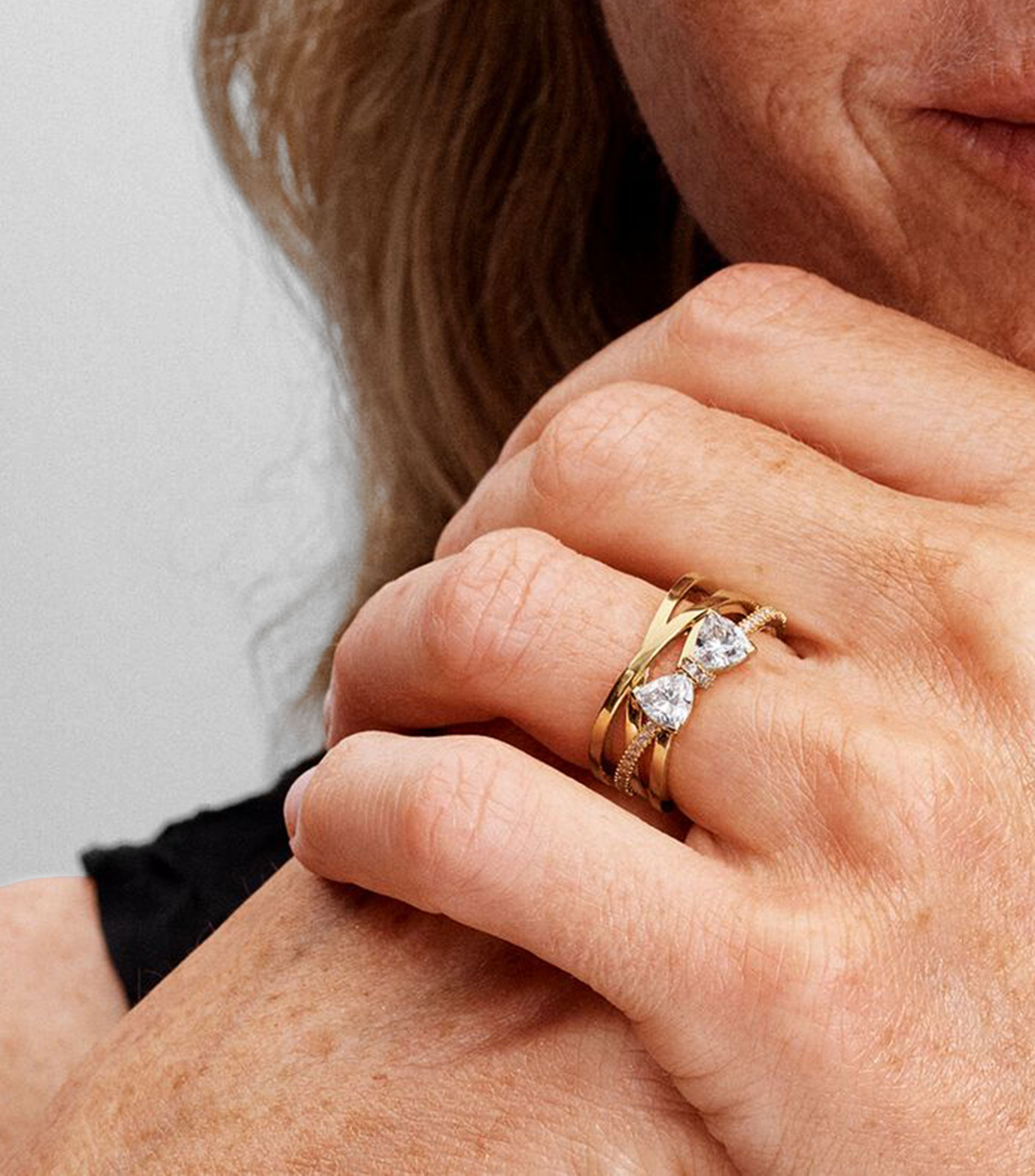 Anillo con zirconias y moño Mujer