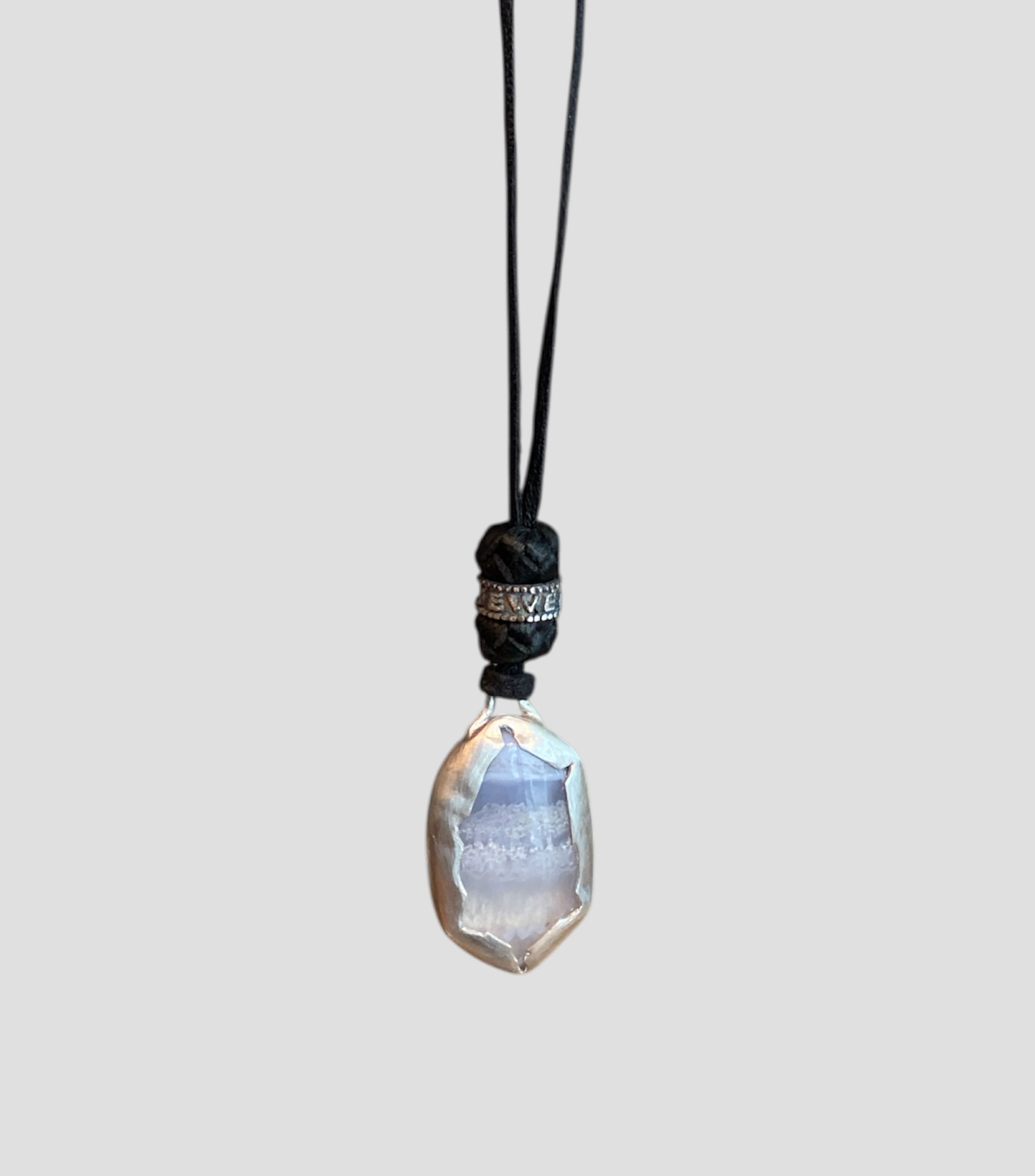 Collar con incrustacion de agata Hombre