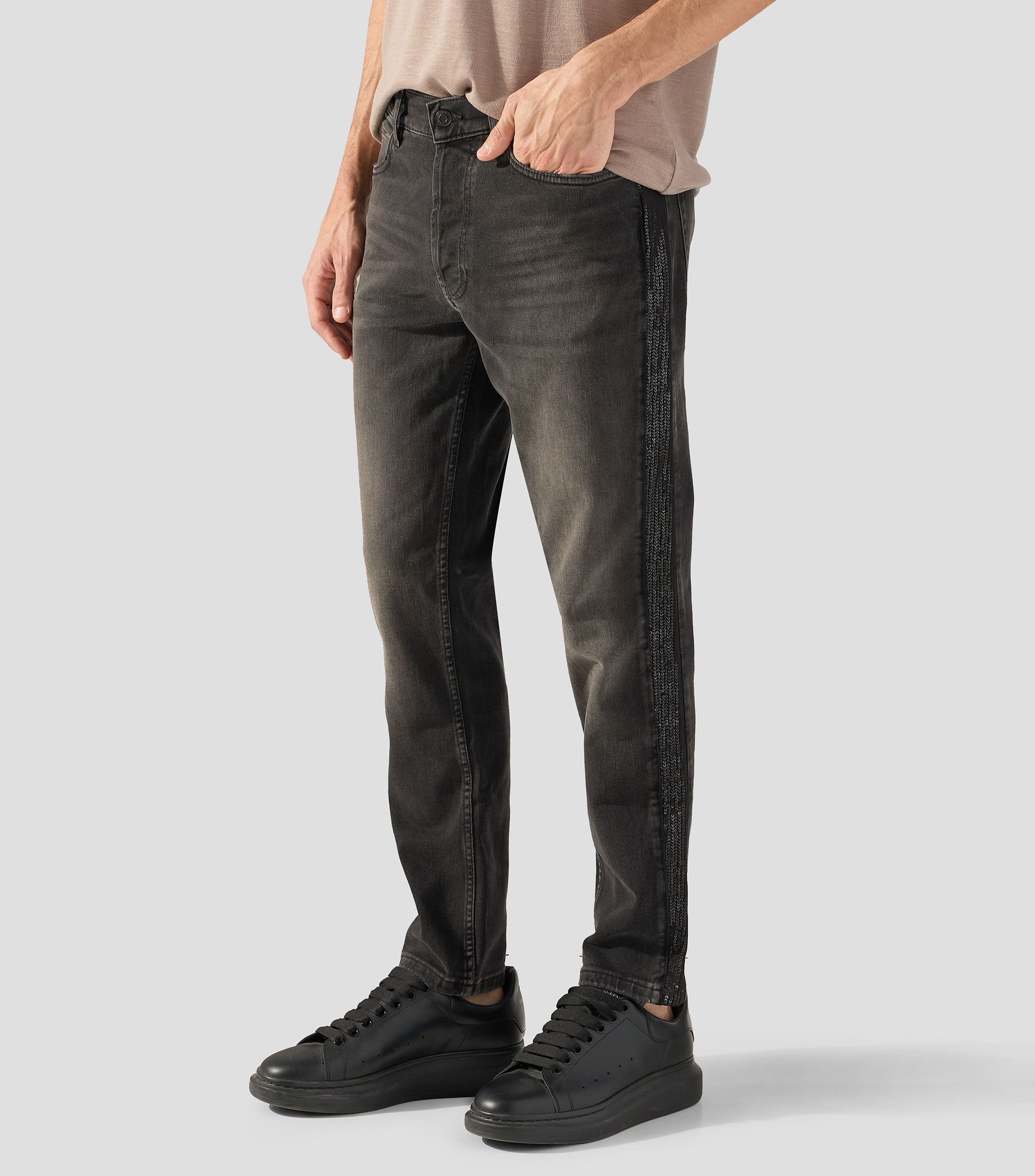 Jeans tapered fit de denim elástico Hombre