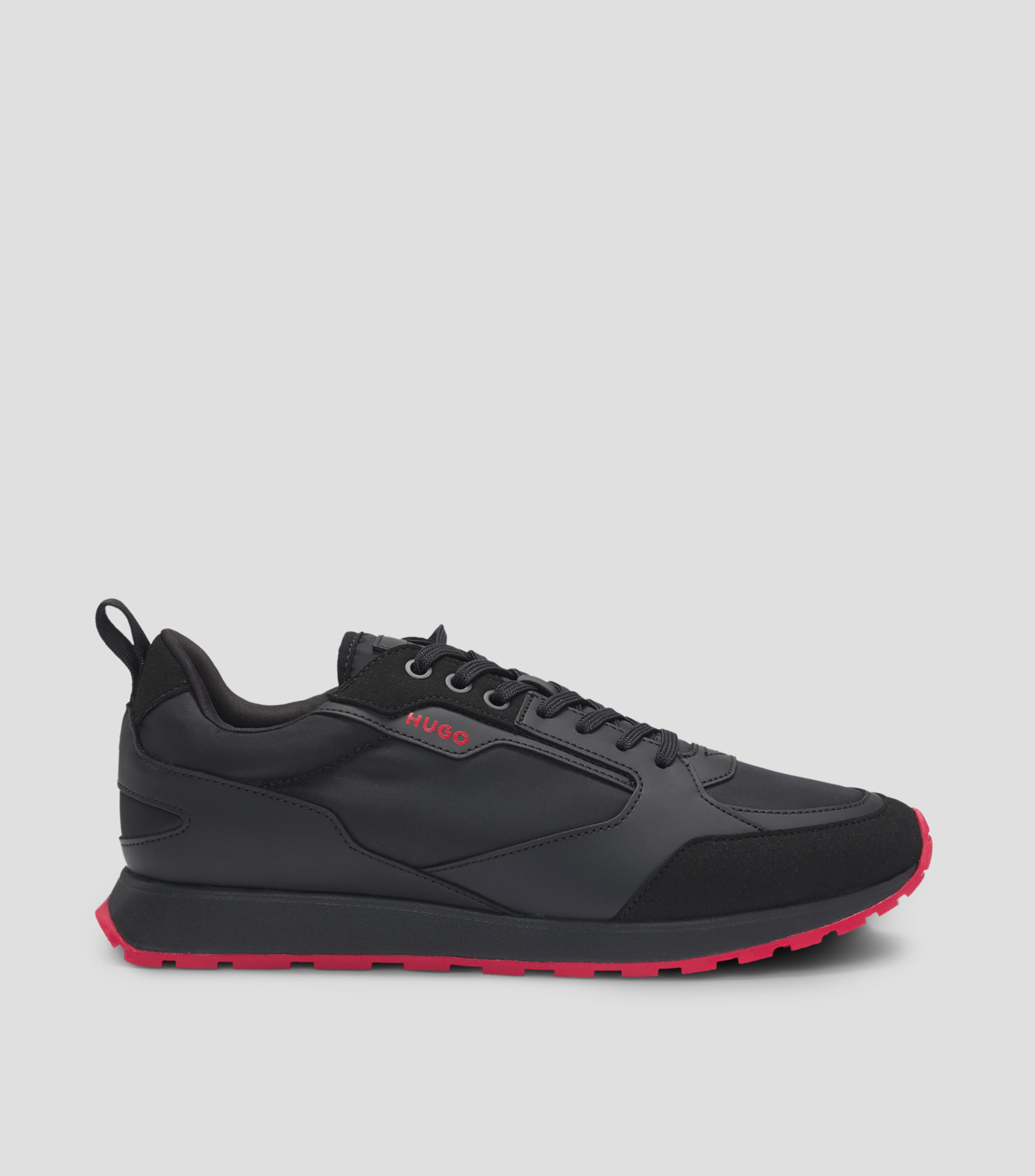 Tenis de mezcla de materiales con detalles de la marca Hombre
