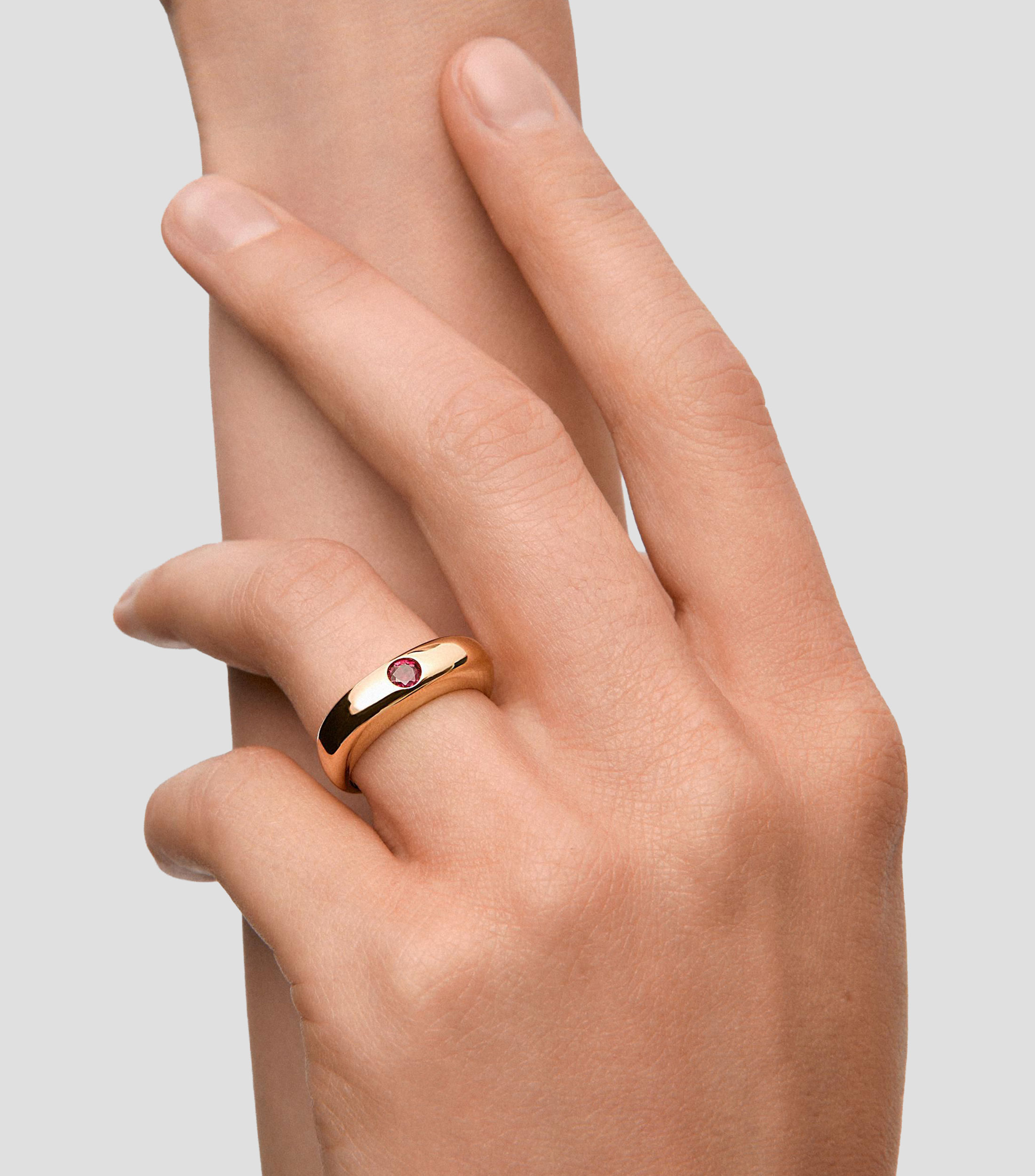 Anillo en Oro amarillo de 18 Kilates con rubí en talla brillante Mujer