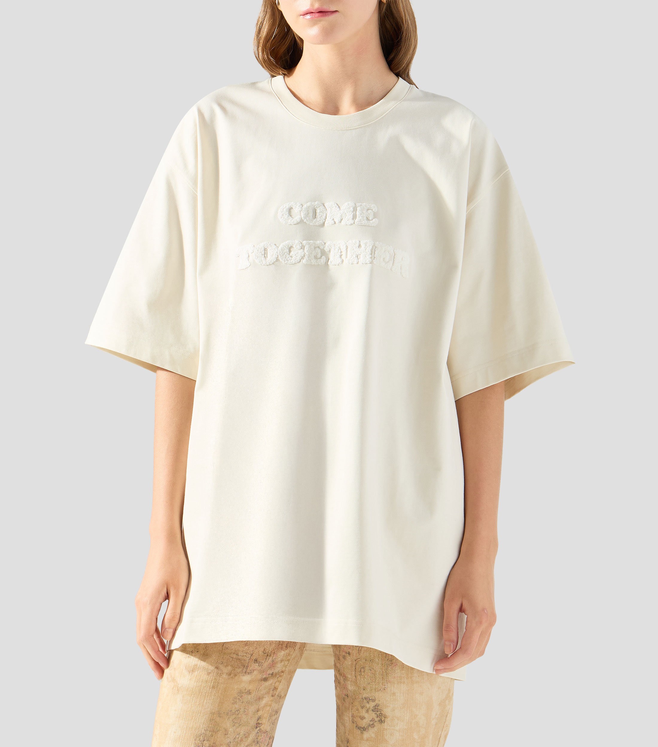 Playera de cuello redondo con manga corta bordada Mujer
