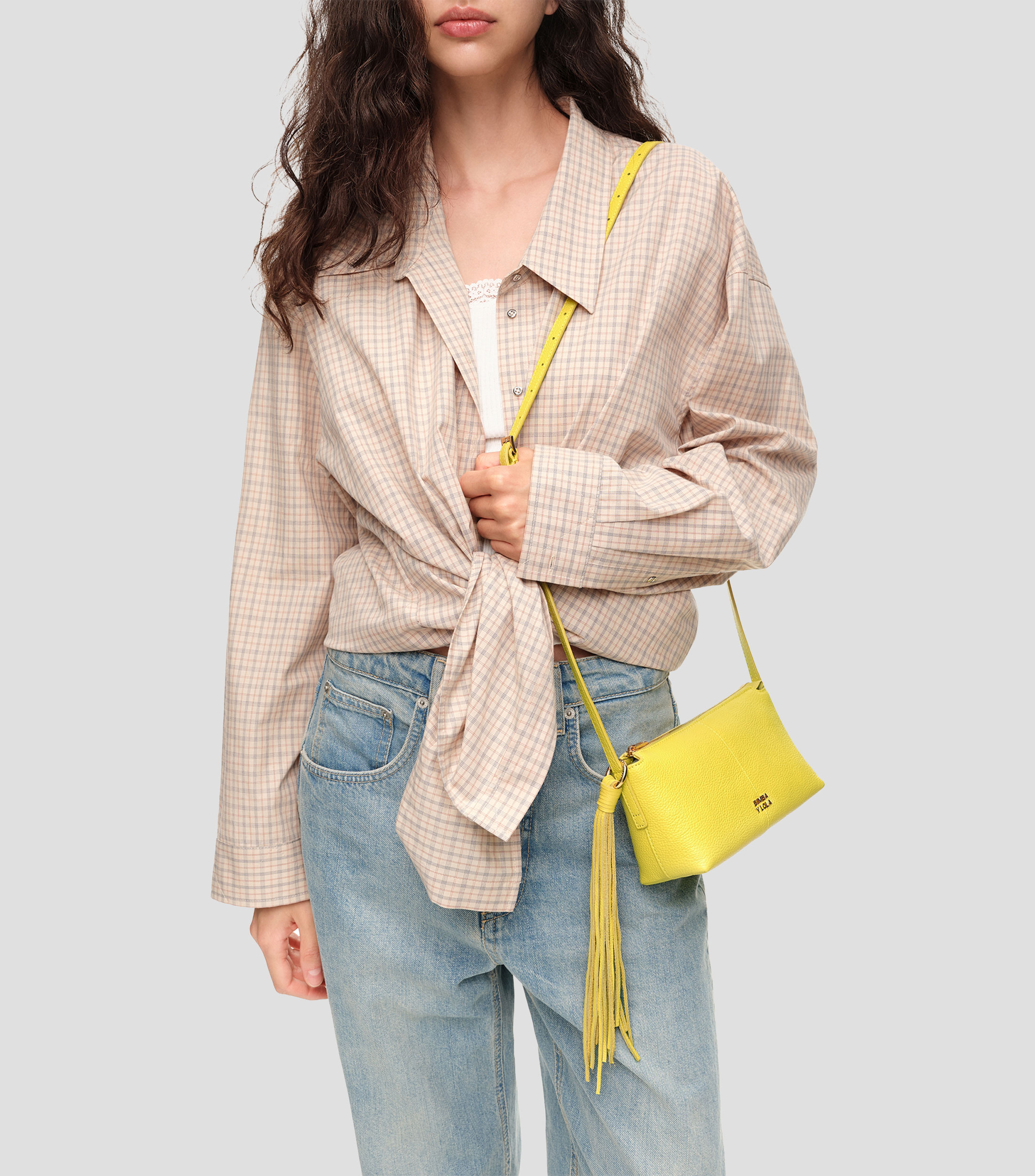 Bolsa crossbody lisa con detalle texturizado Mujer