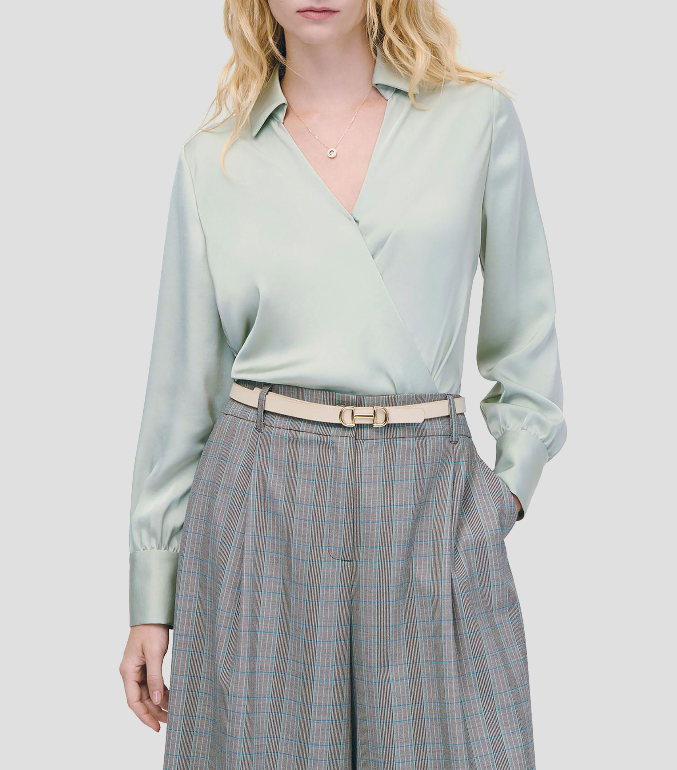 Blusa de satín envolvente pistache ruedo asimétrico Mujer