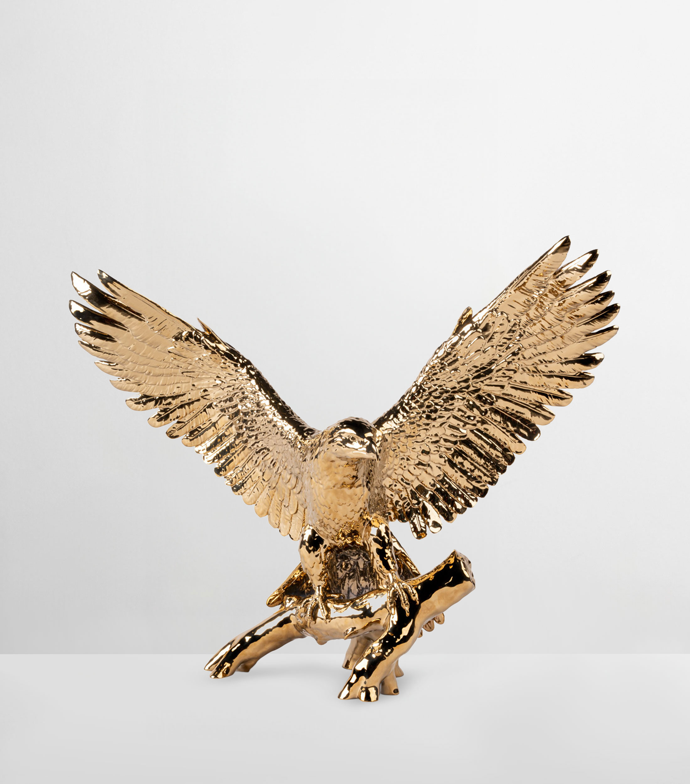 Escultura Aguila de oro en porcelana