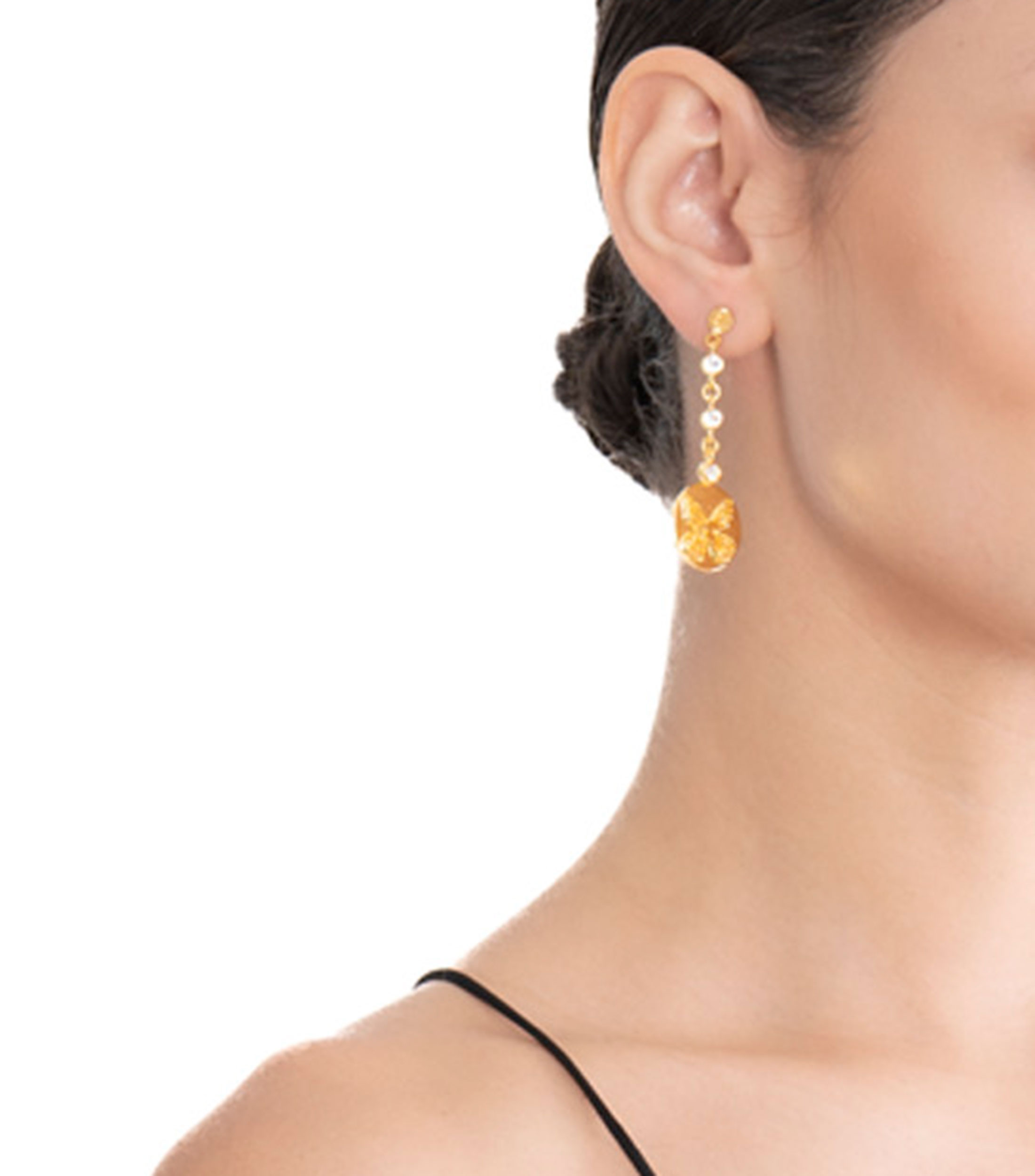 Aretes en forma de moneda con mariposa monarca grabada y zirconias Mujer