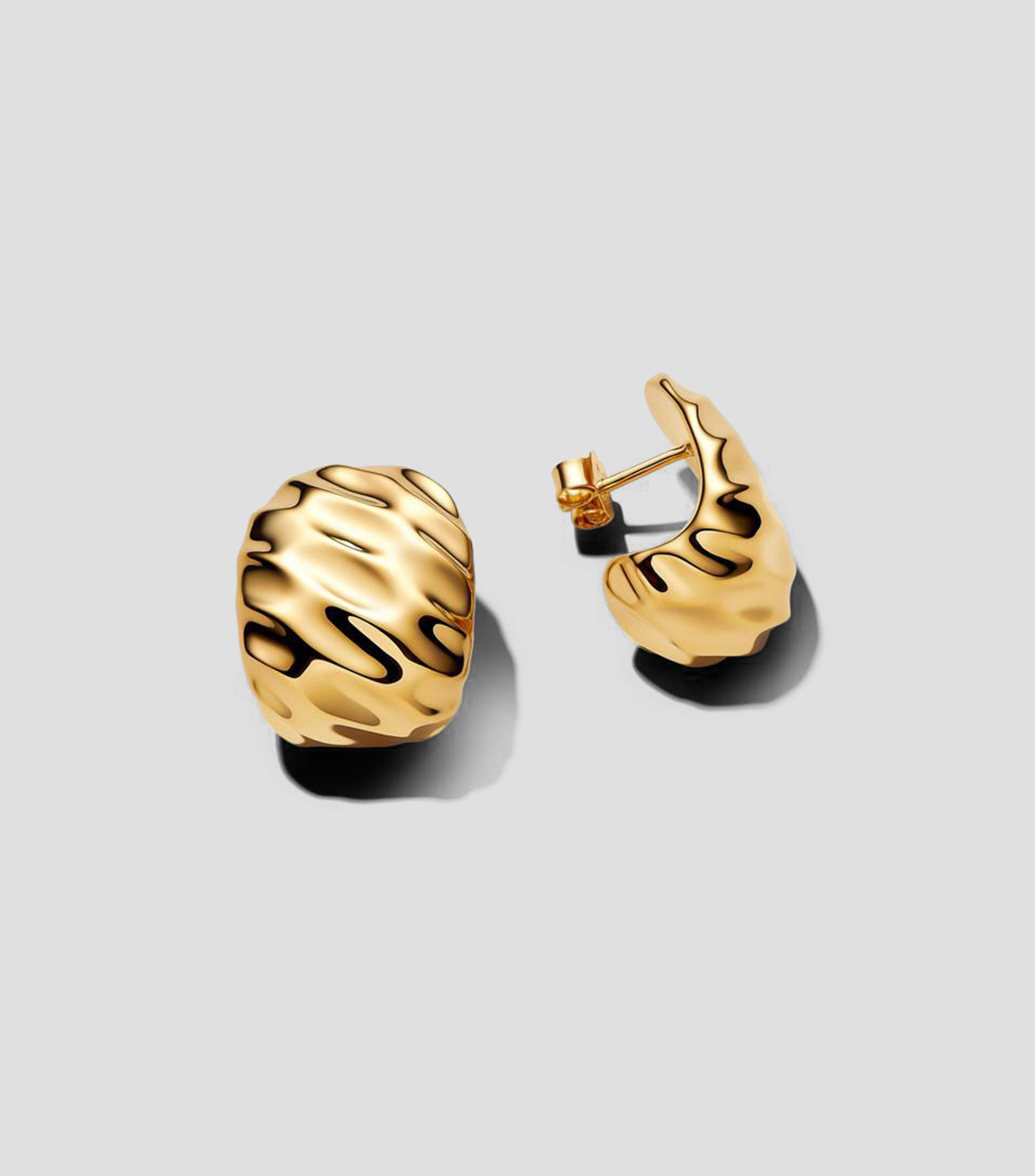 Aretes en plata con detalle ondulado Mujer