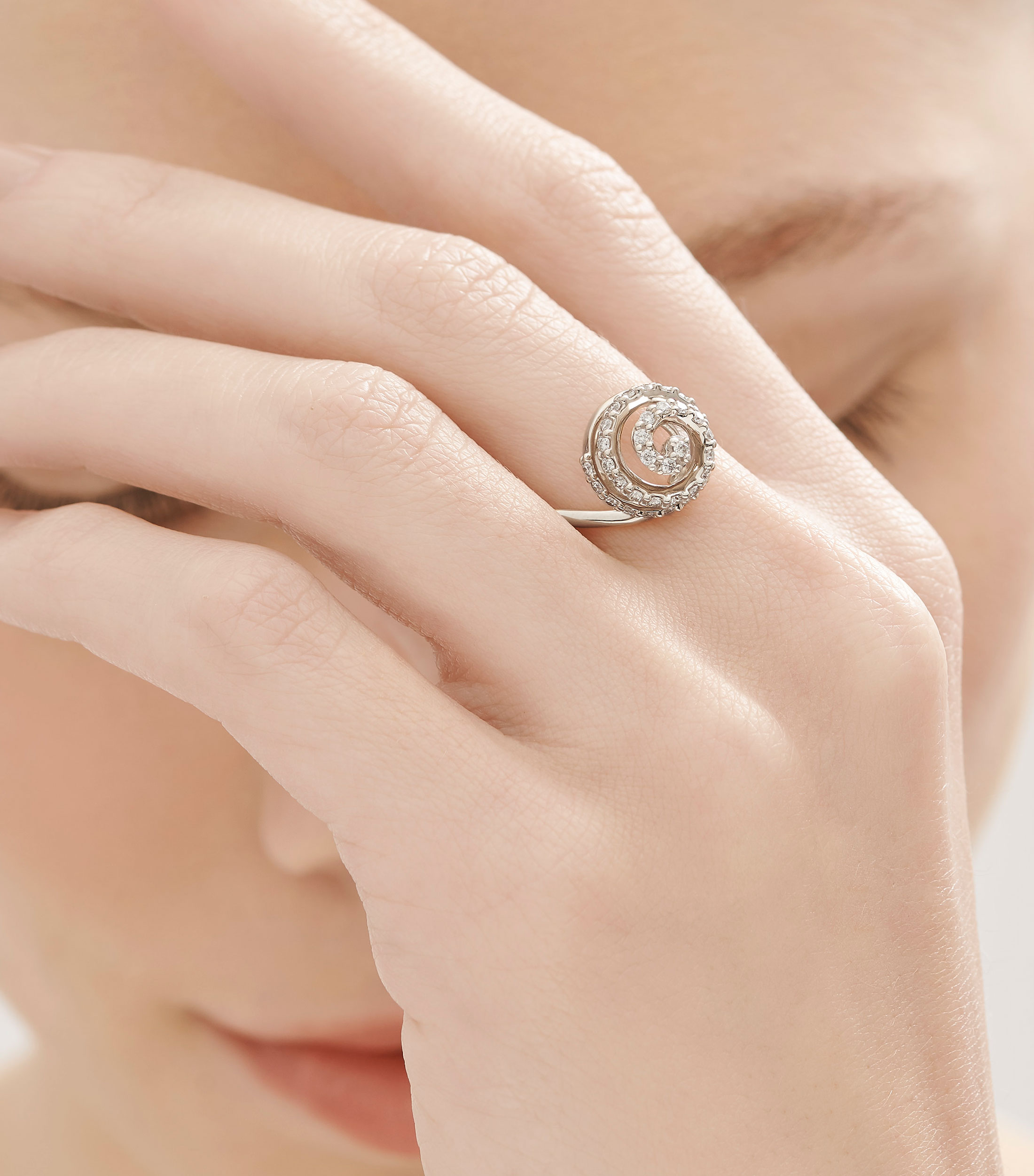 Anillo en Oro de 18 Kilates con Diamante Mujer
