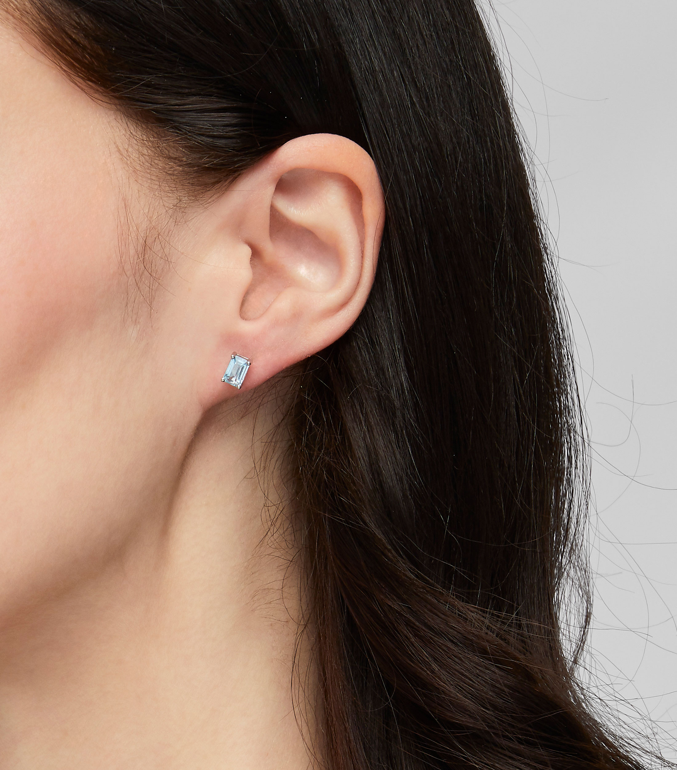 Aretes en oro blanco de 14 kilates con topacio Mujer