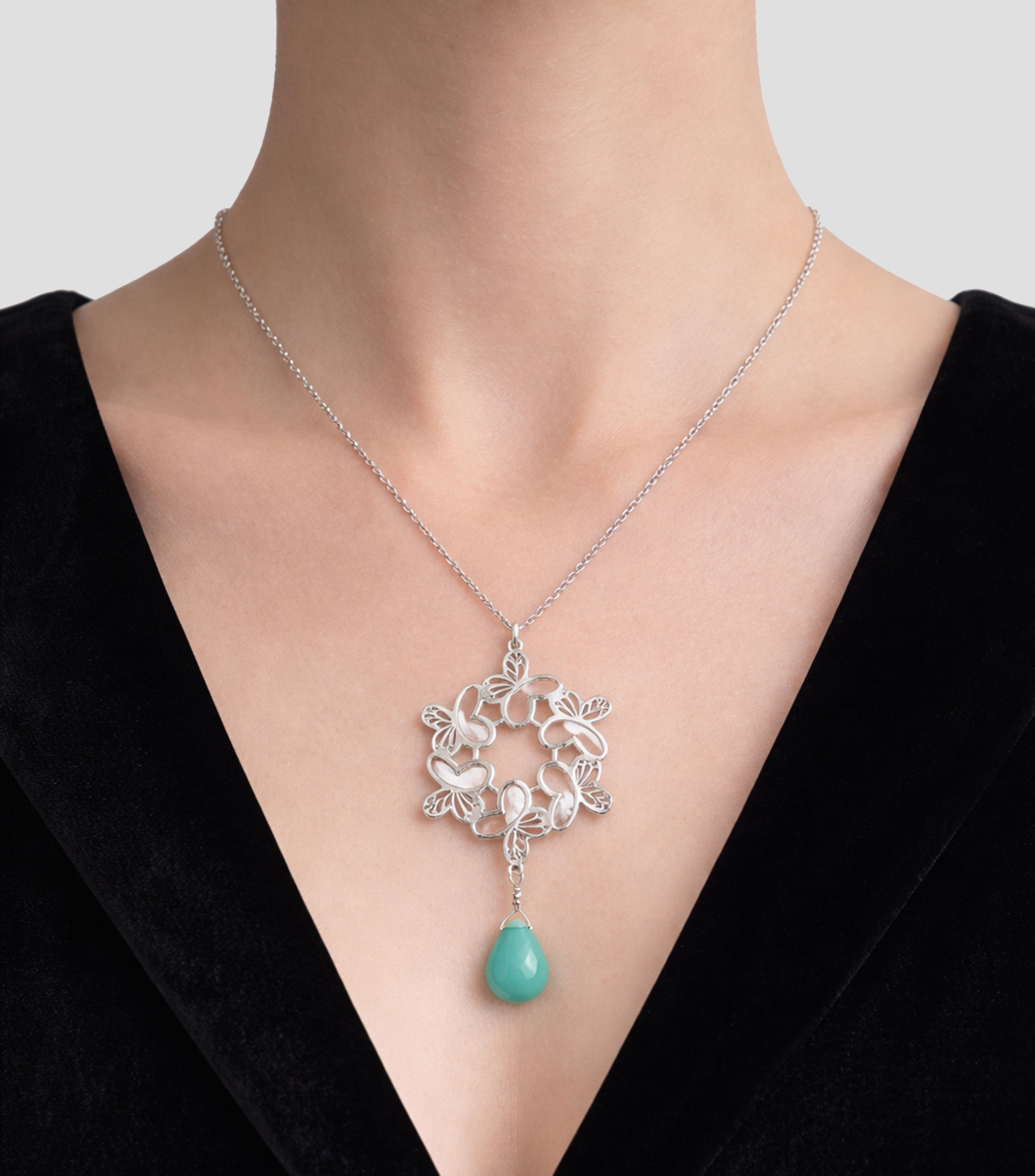 Dije con mariposas monarcas y calcedonia Mujer