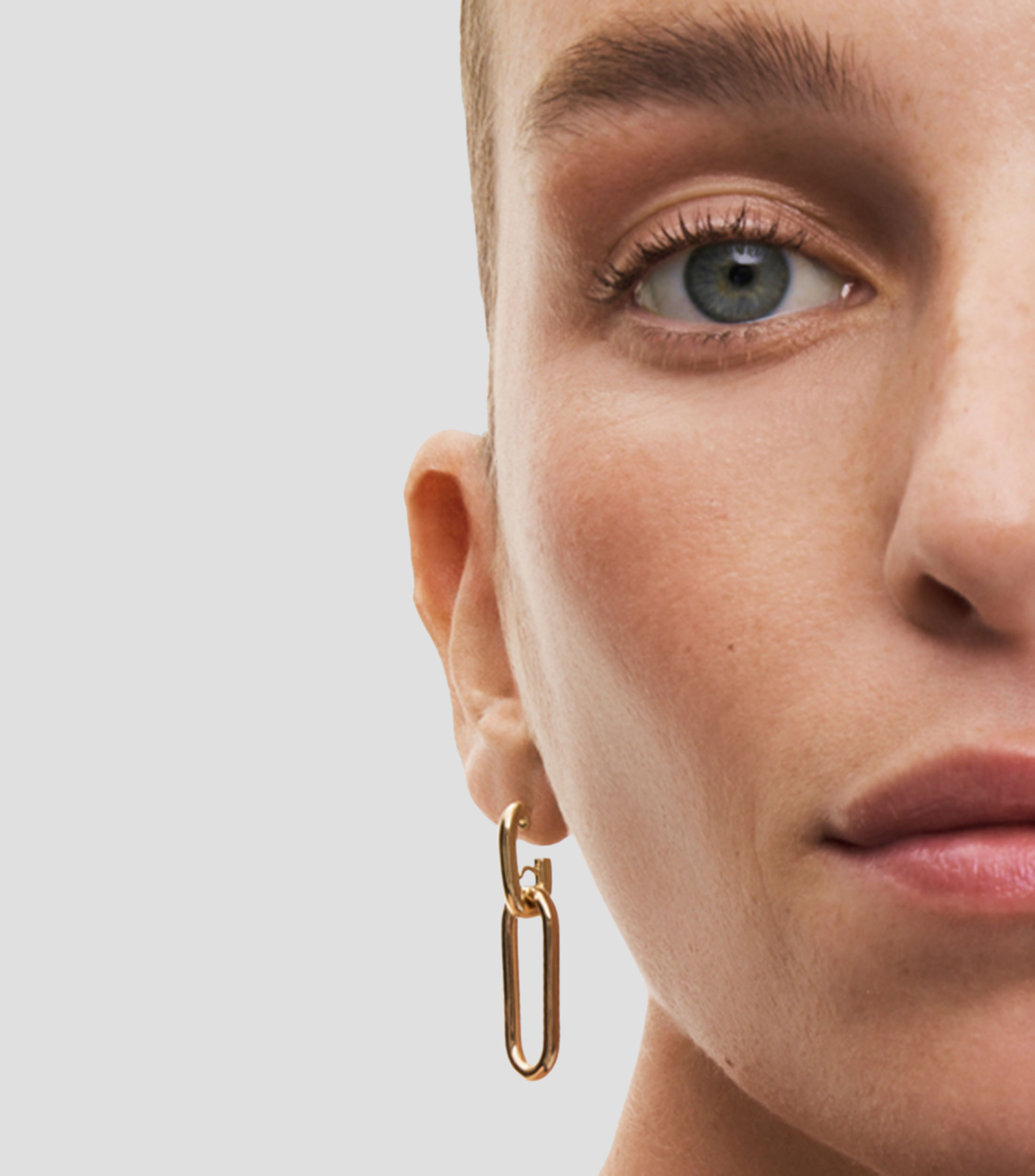 Aretes en oro amarillo de 18 Kilates Suave Mujer