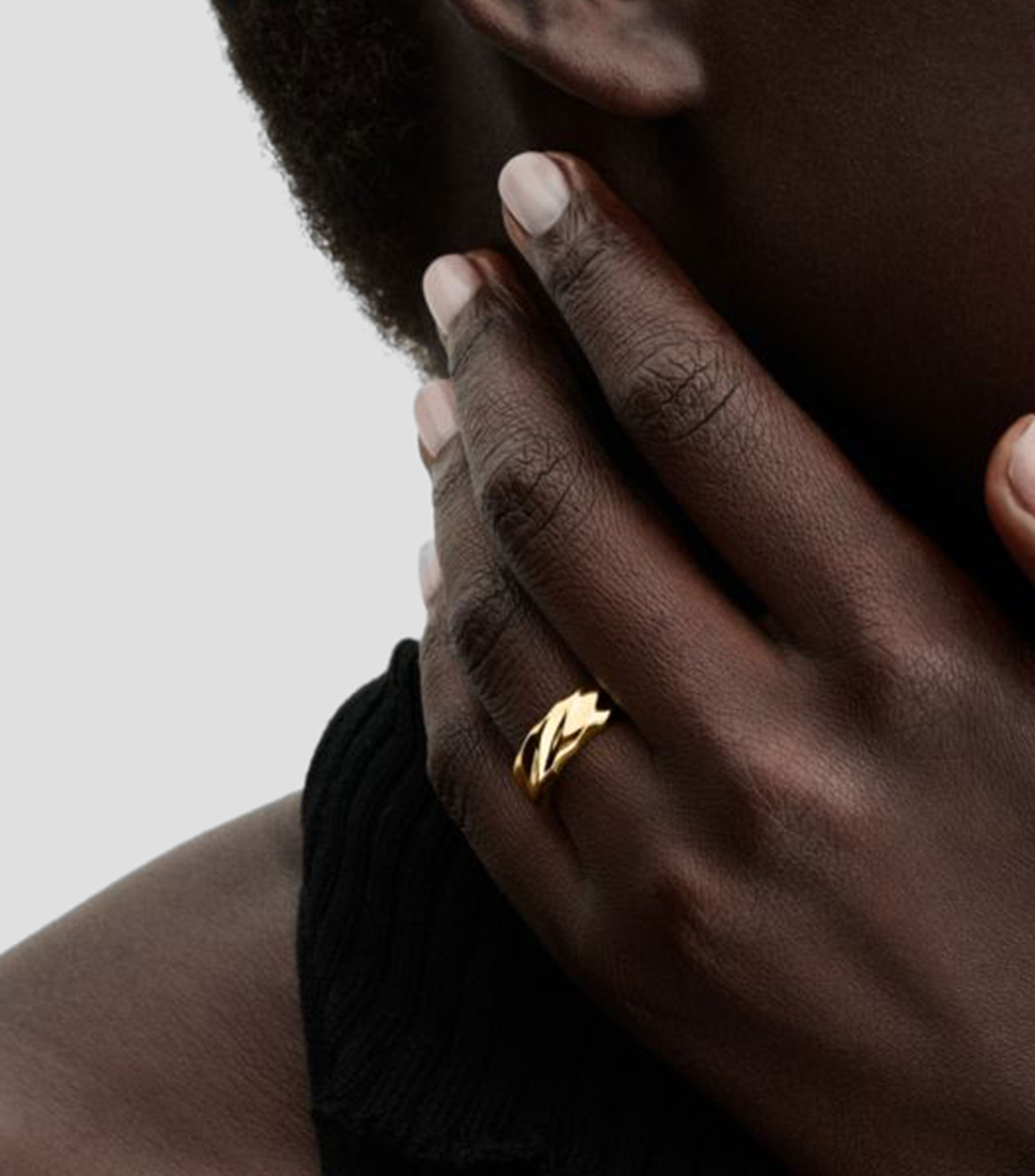 Anillo con Banda Ancha Ondulada Mujer
