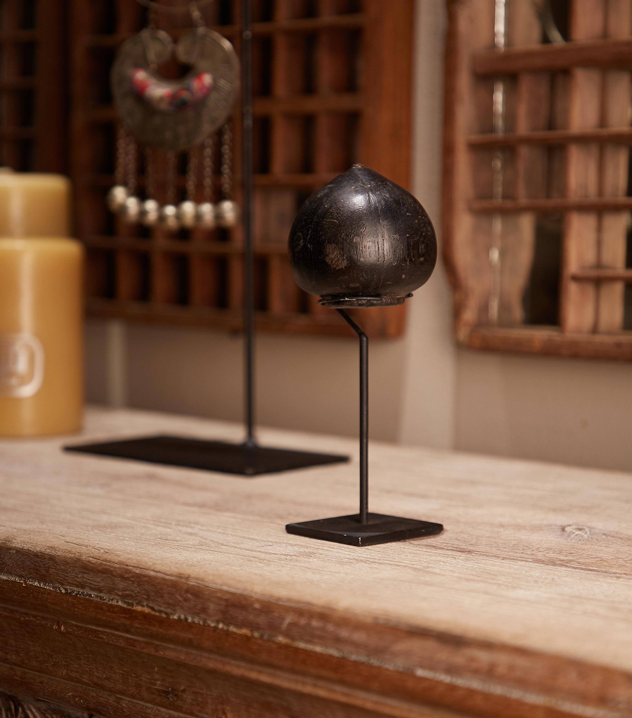 Figura decorativa Trompo de madera con base