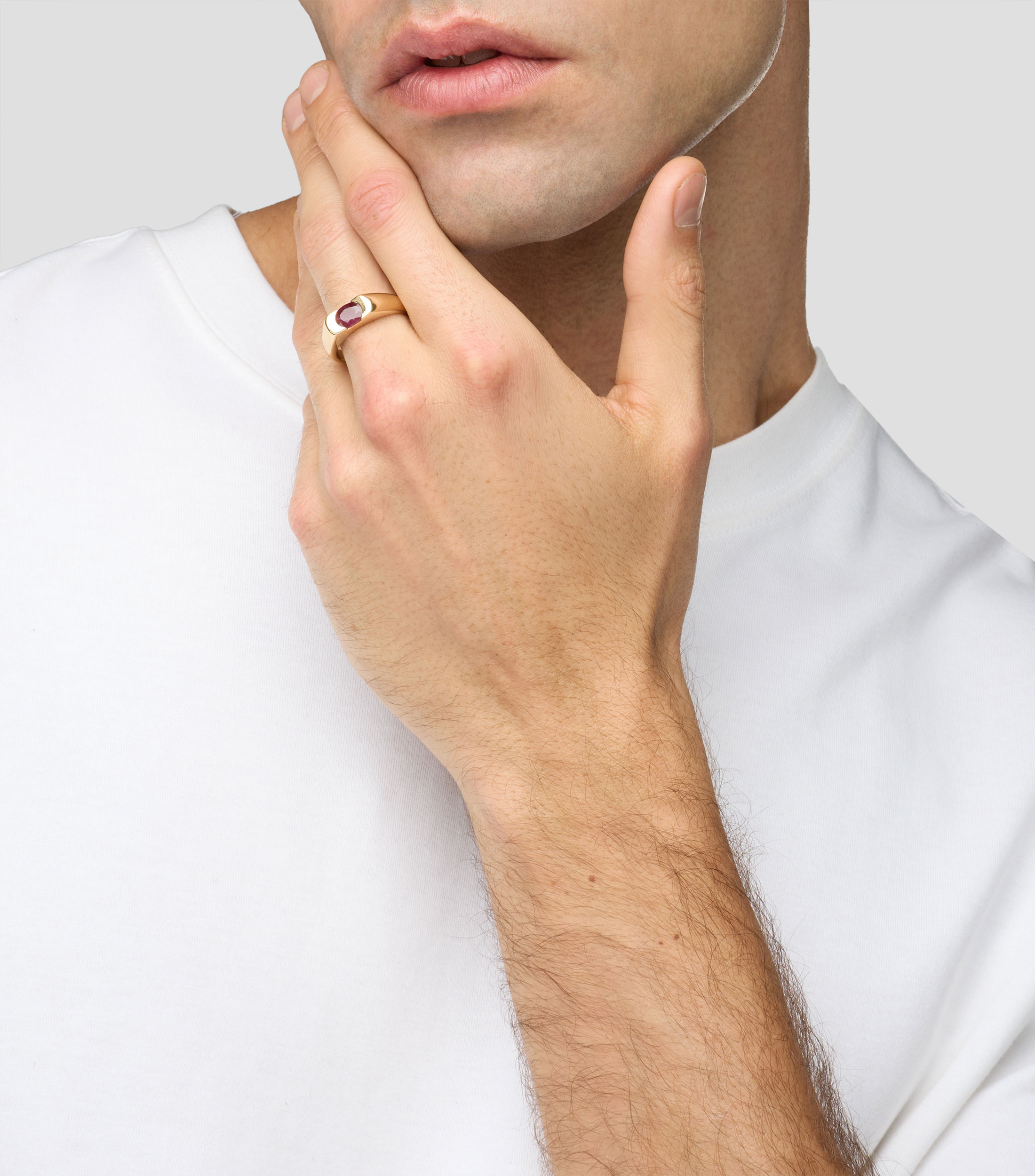 Anillo en oro amarillo de 14 kilates con rubí Hombre