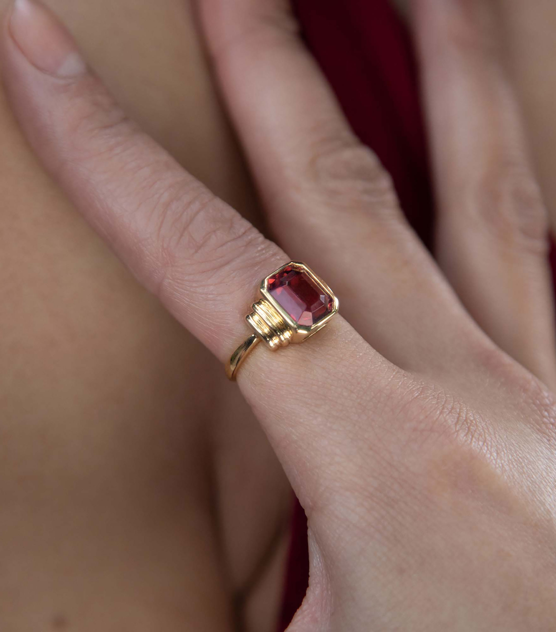 Anillo en oro amarillo de 18 kilates con turmalina Mujer