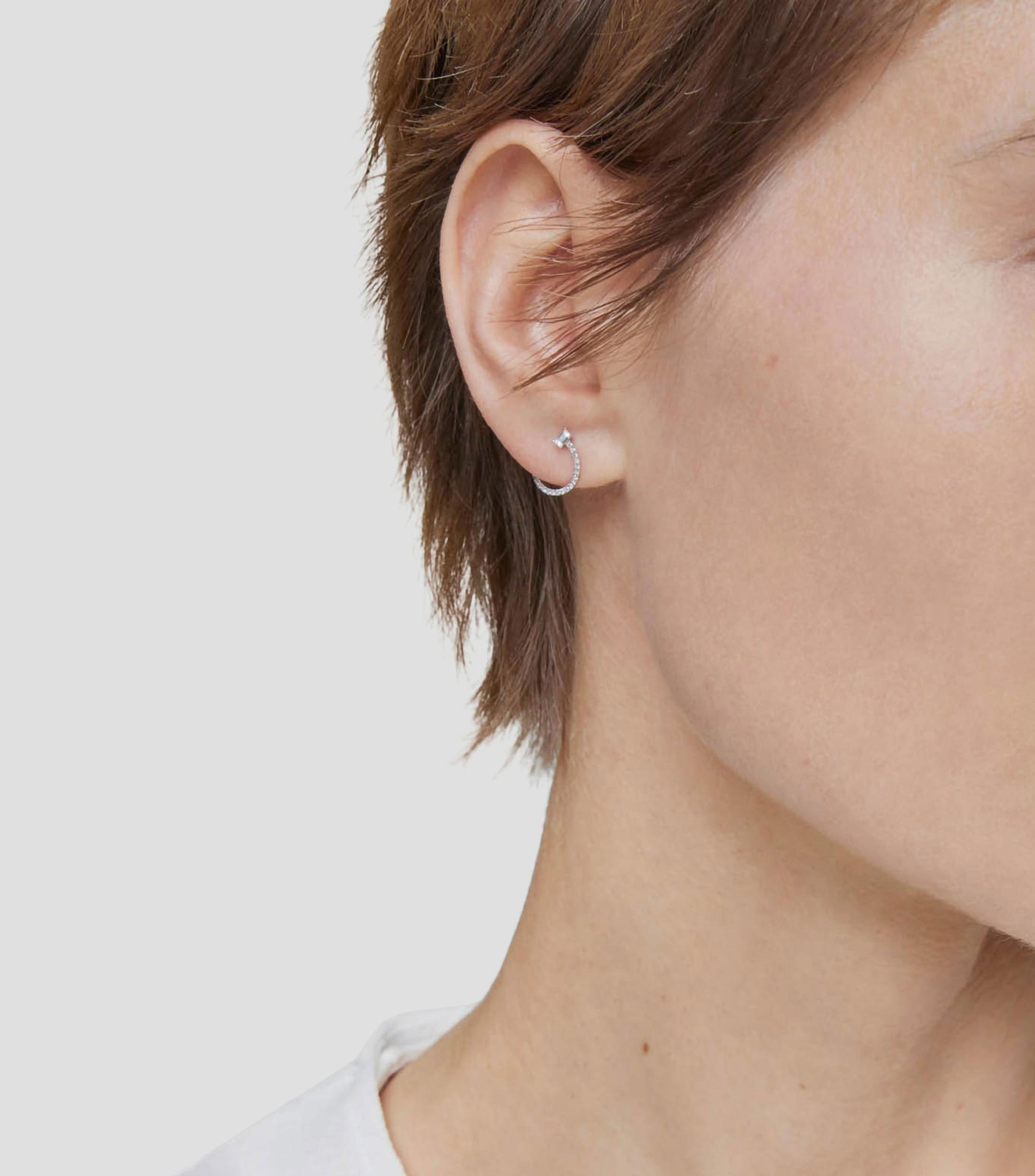 Pendientes en oro blanco de 18 kilates en forma de medio círculo con incrustación de diamantes Mujer
