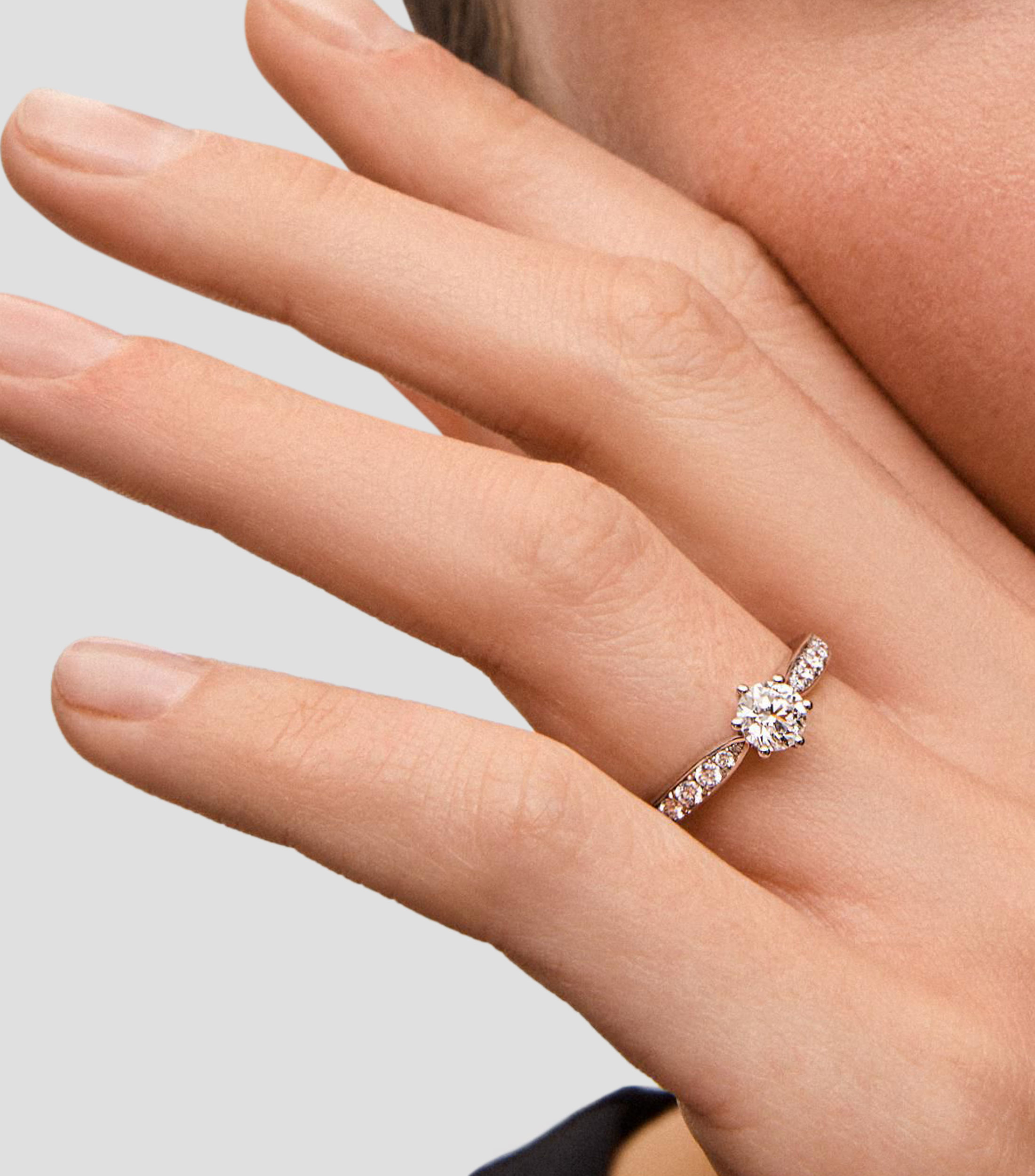Anillo solitario en Oro blanco de 18 Kilates con diamante Mujer
