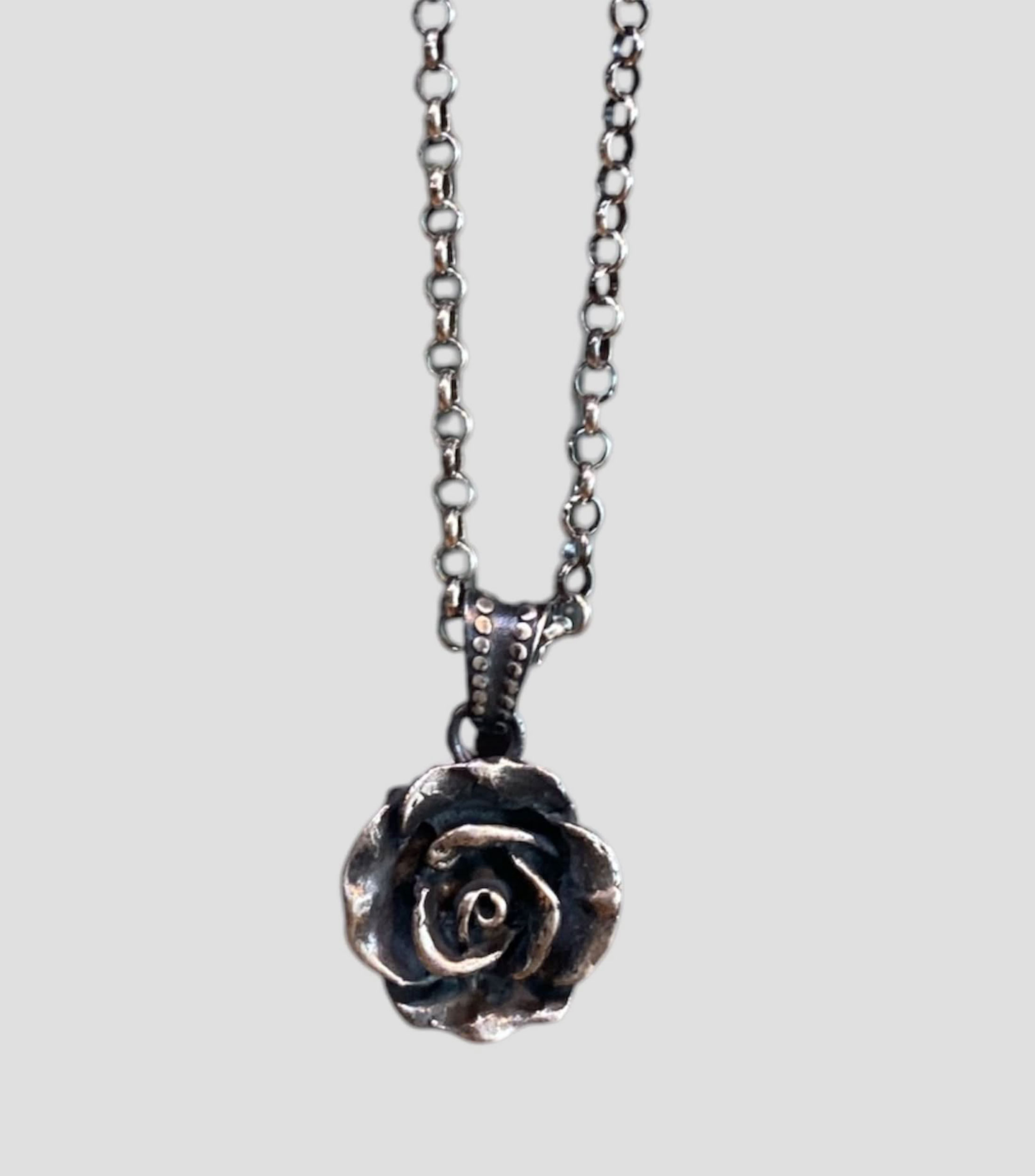 Dije Rosa en plata .925 Hombre