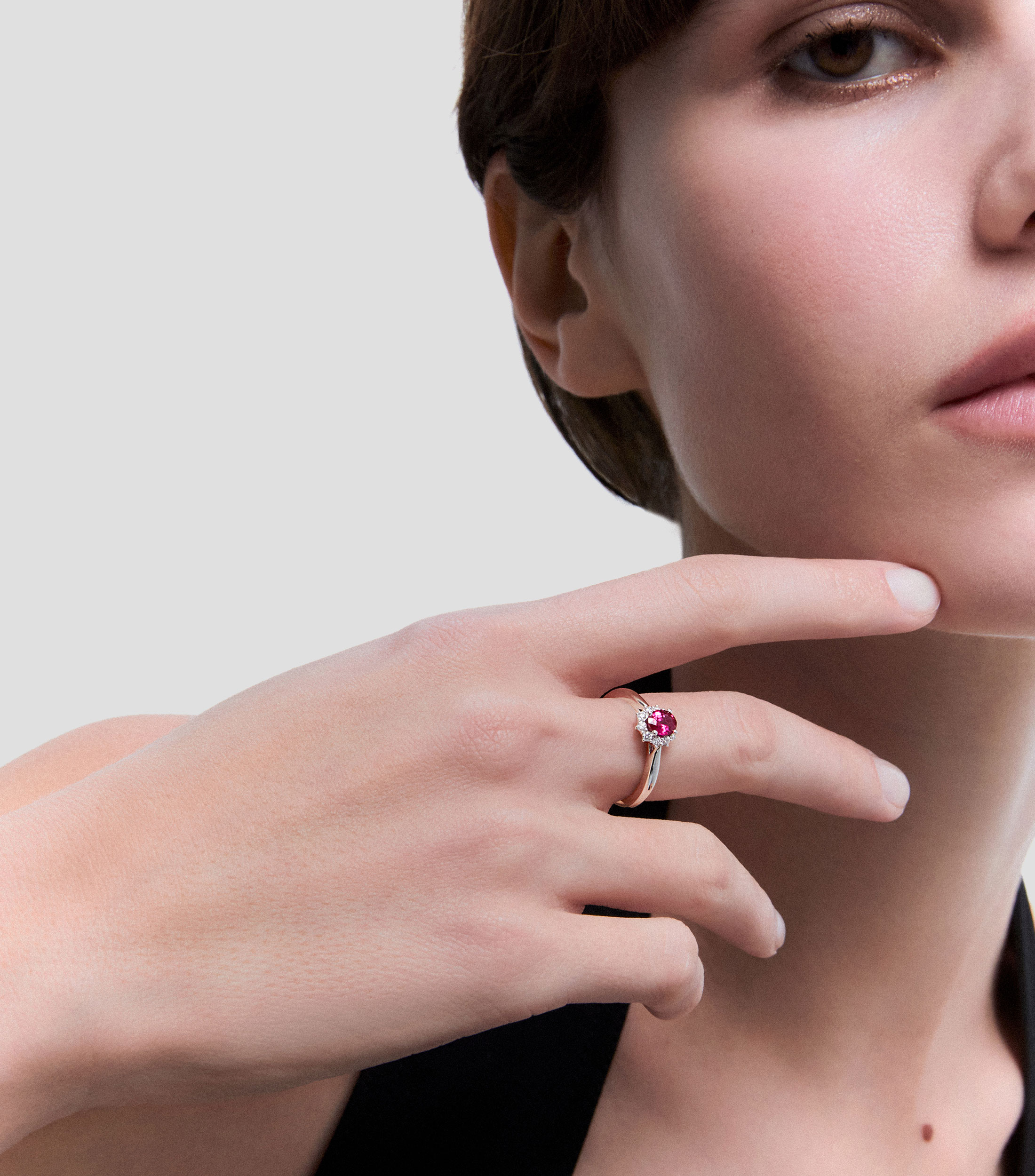 Anillo de Oro Blanco de 18 Kilates con Rubi Rojo y Orla De Diamantes Mujer