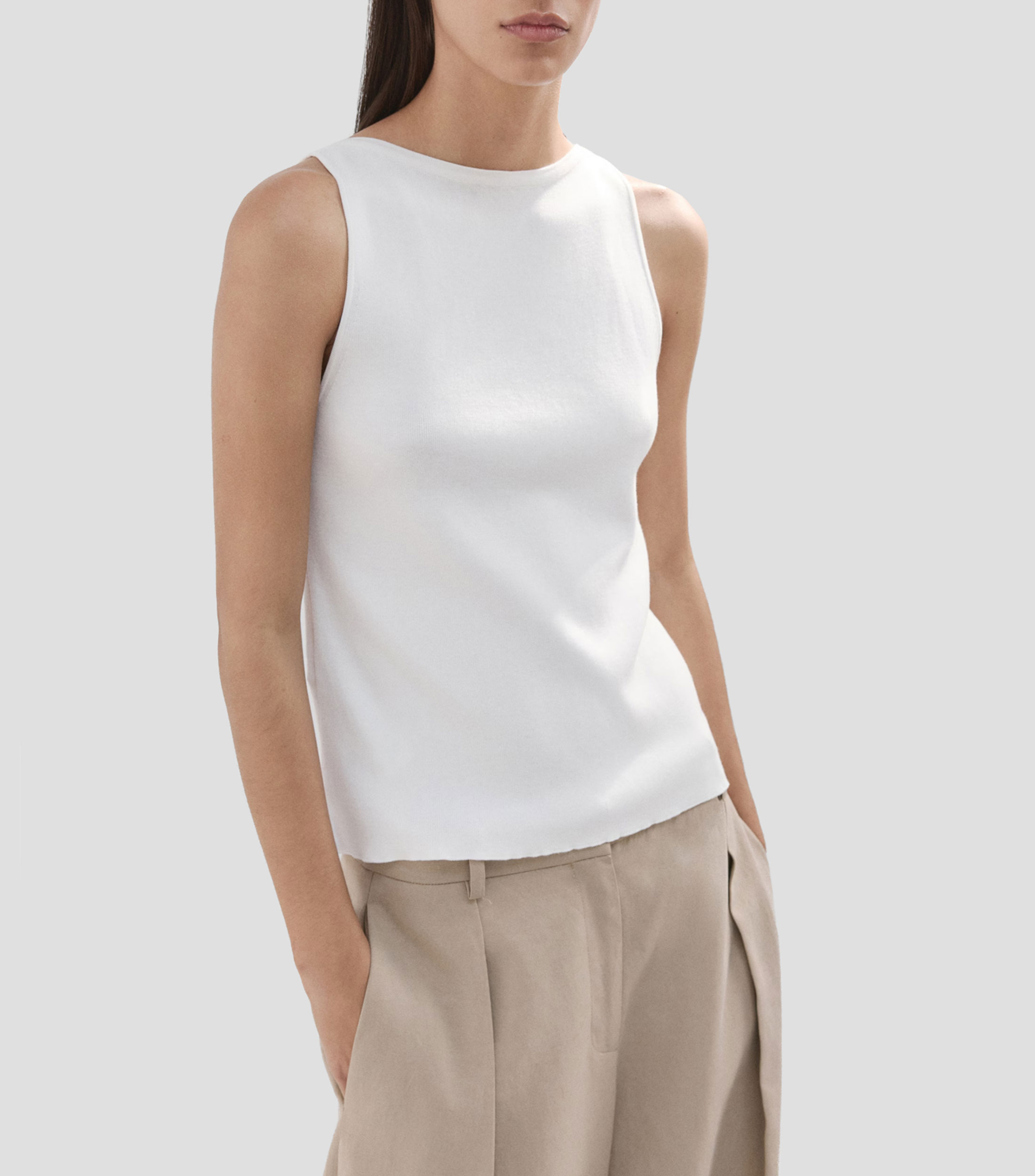 Playera cuello redondo sin mangas lisa Mujer