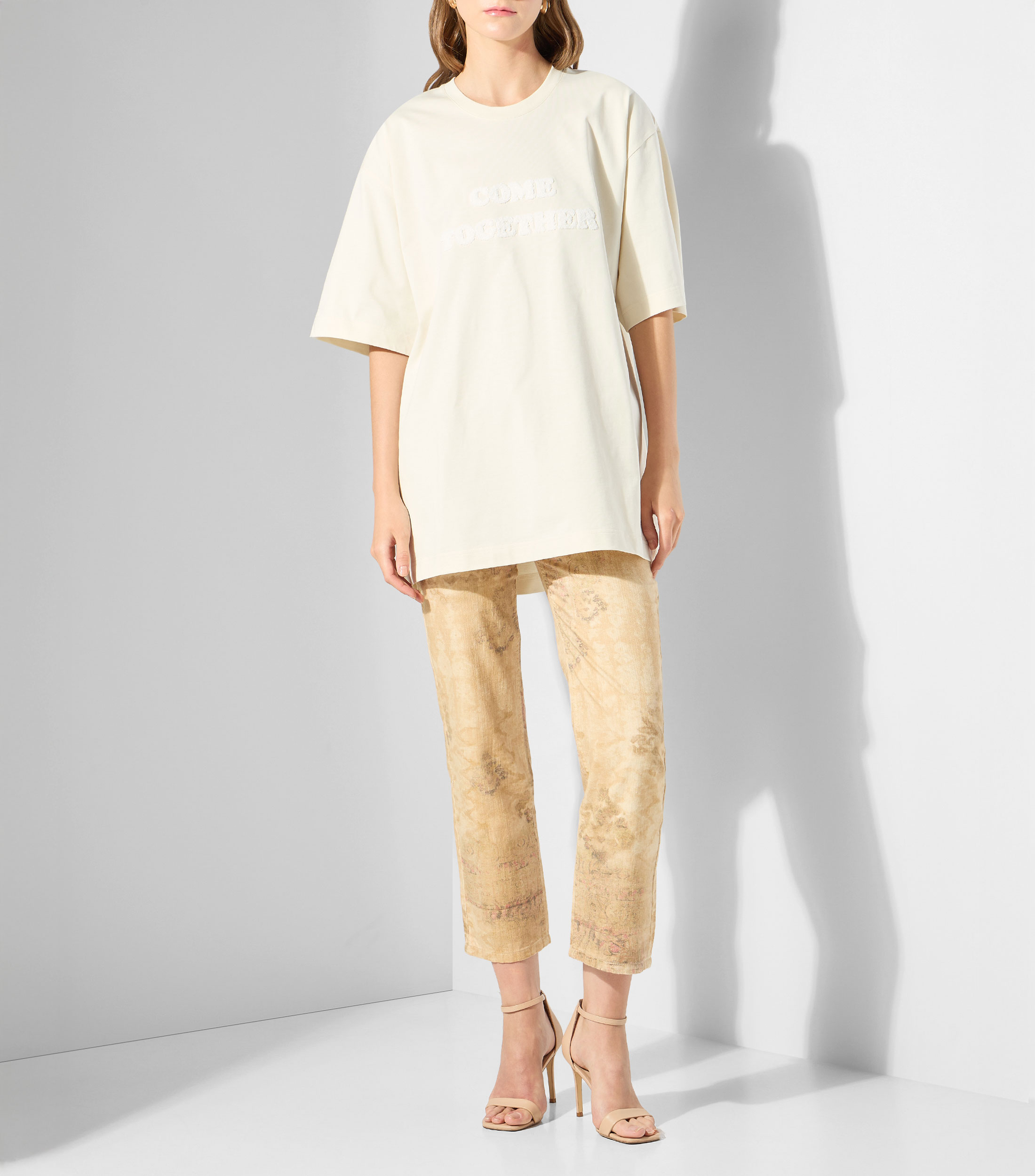 Playera de cuello redondo con manga corta bordada Mujer