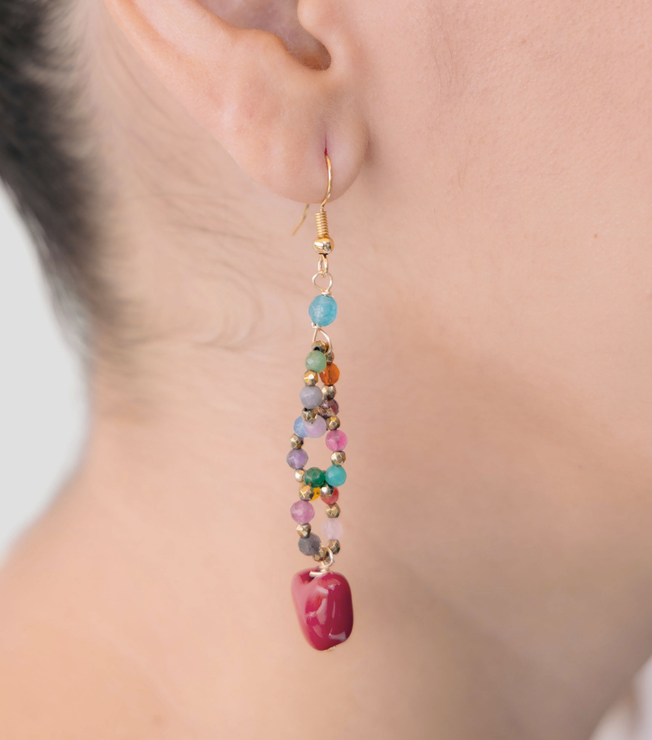 Aretes alargados con pedrería Mujer