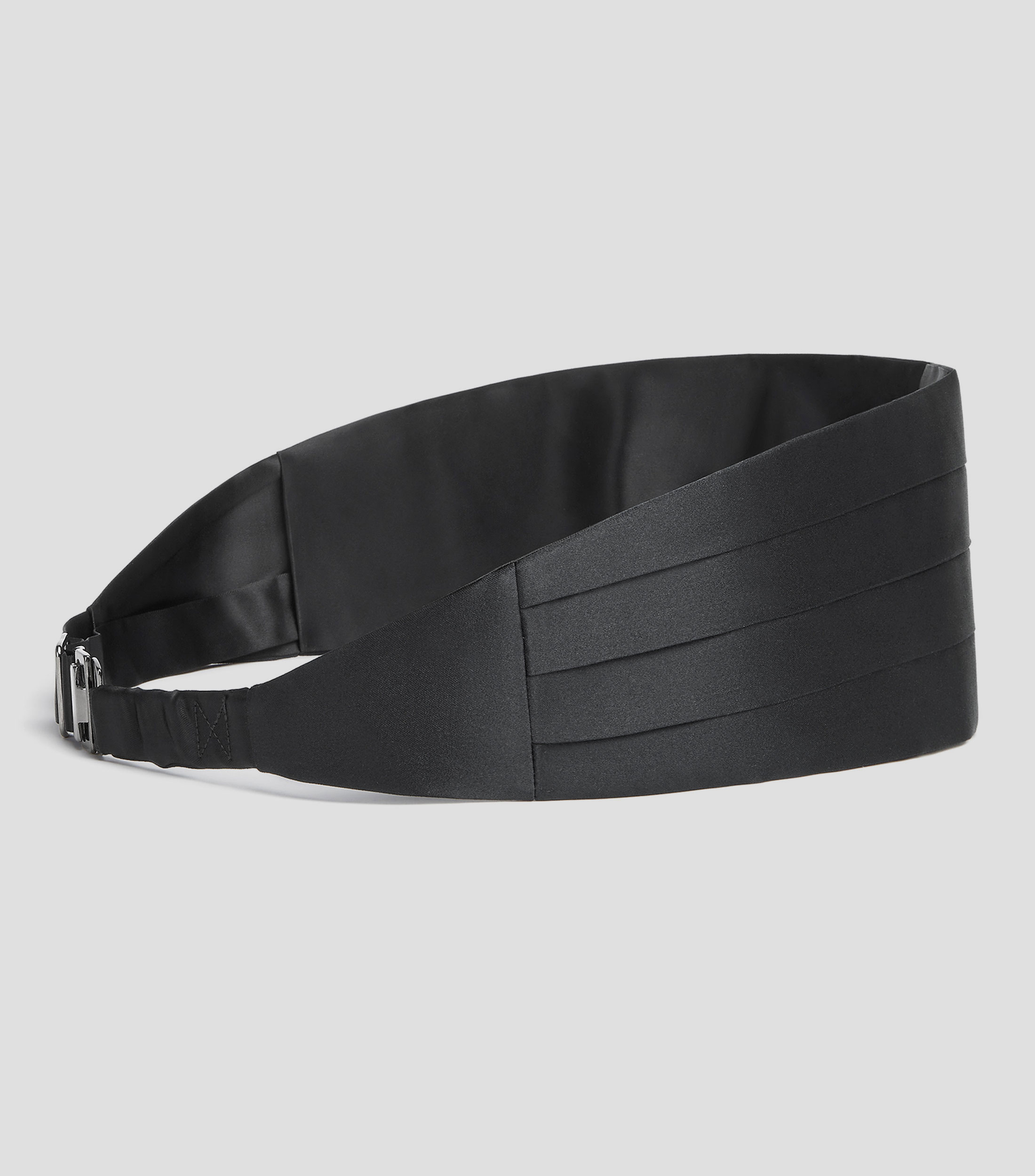 La faja en seda de color negro es una prenda esencial para los eventos más formales.