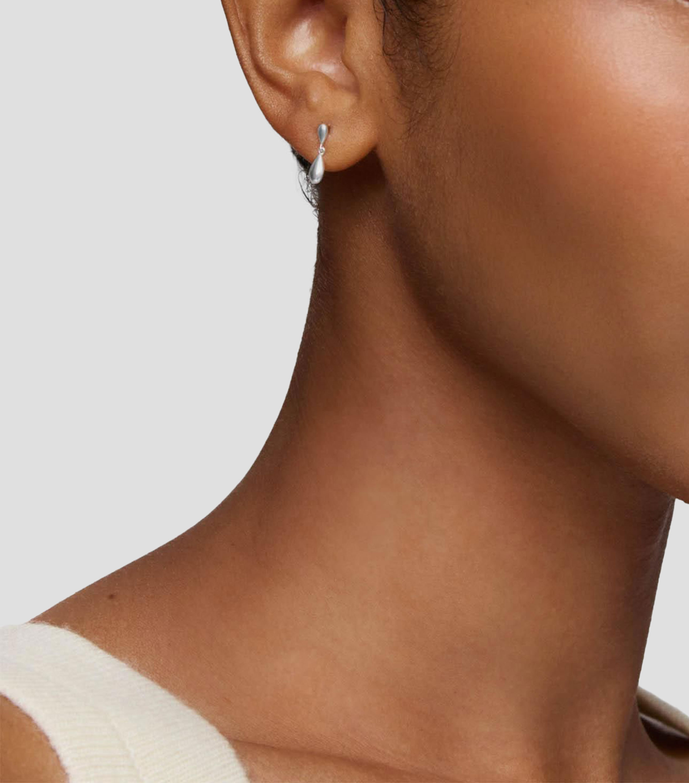 Aretes en plata en forma de lagrima Motivos Mujer