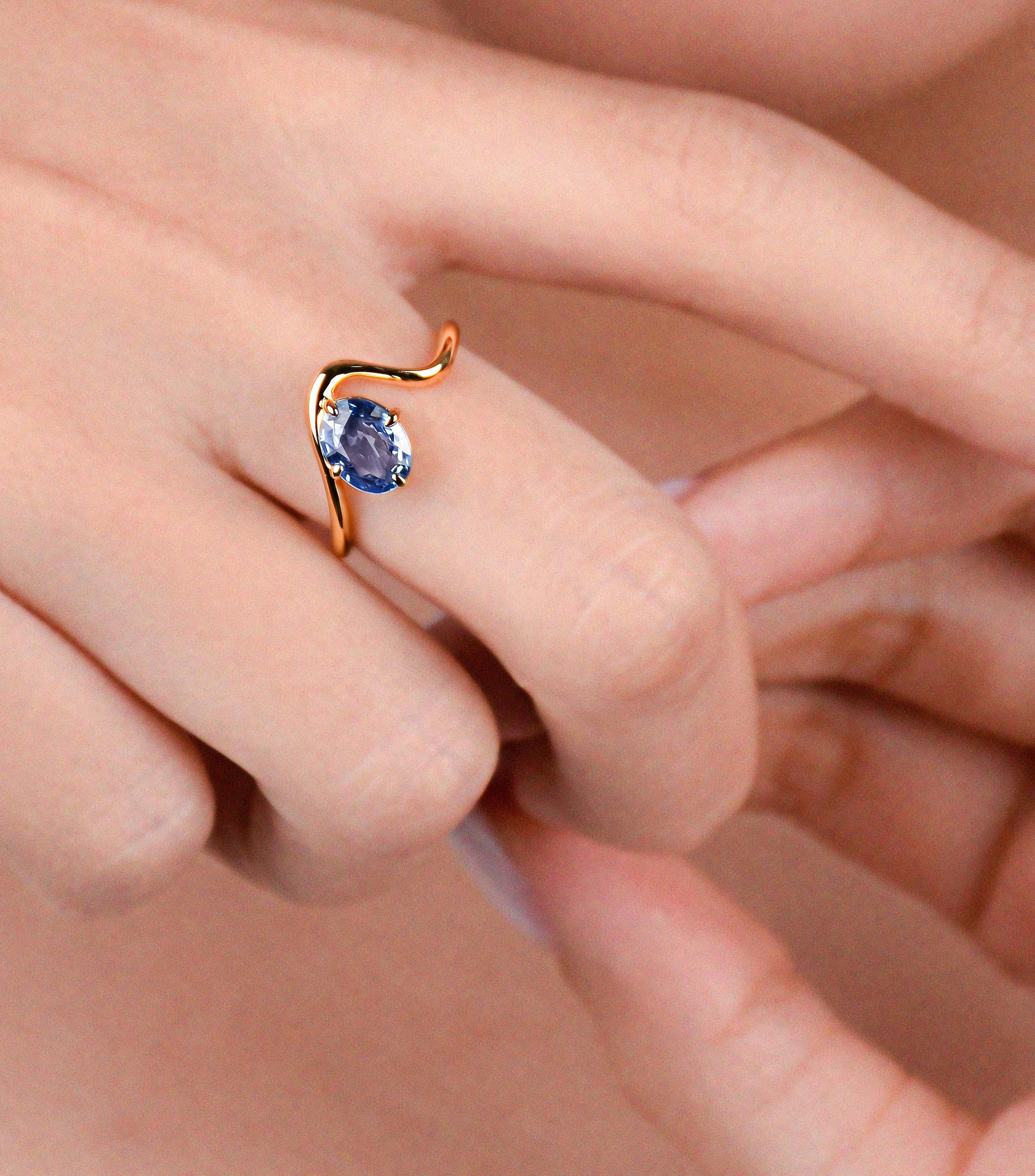 Anillo en Oro amarillo de 18 Kilates con zafiro Mujer