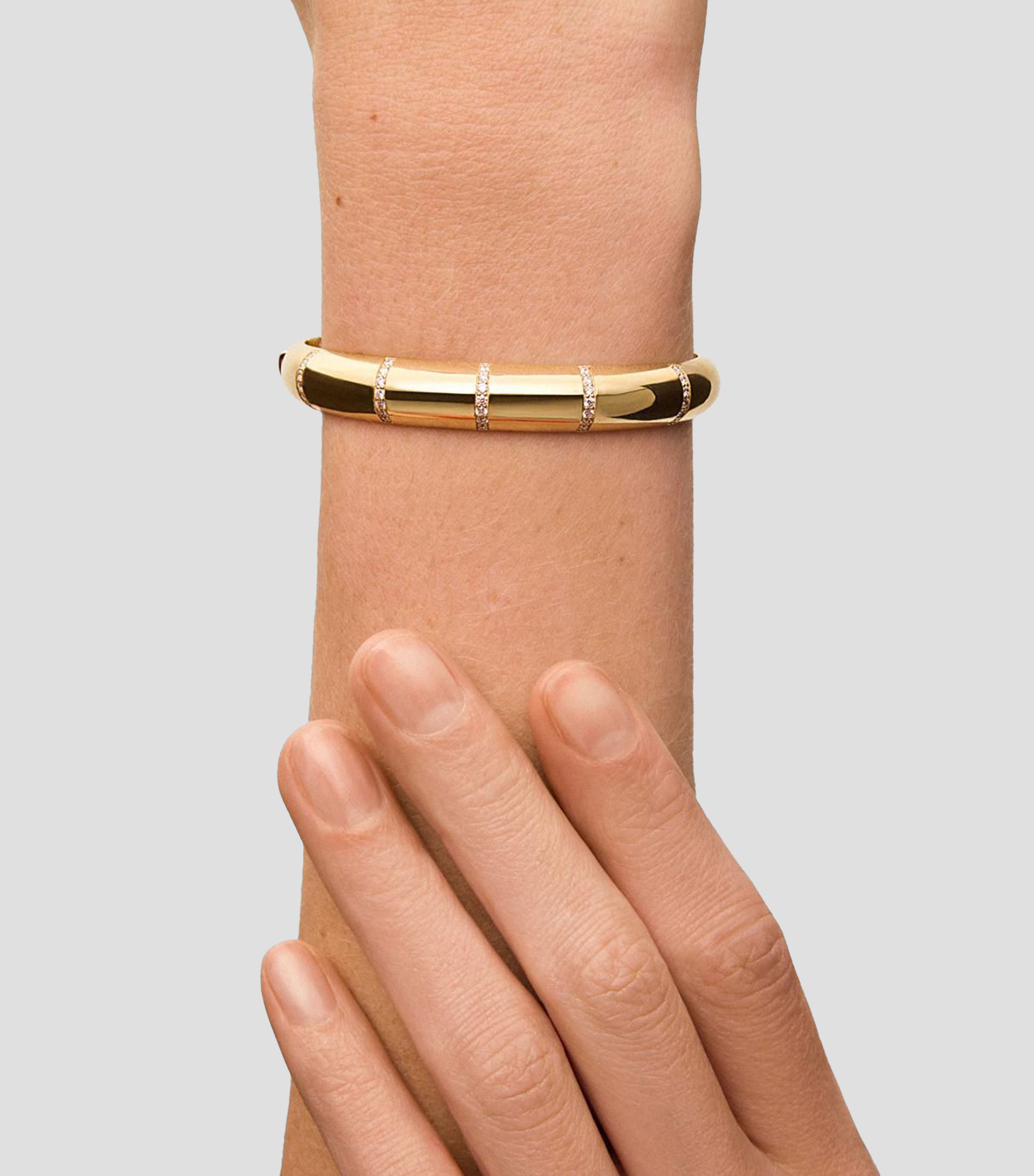 Brazalete rígido en Oro amarillo de 18 Kilates con diamantes Mujer