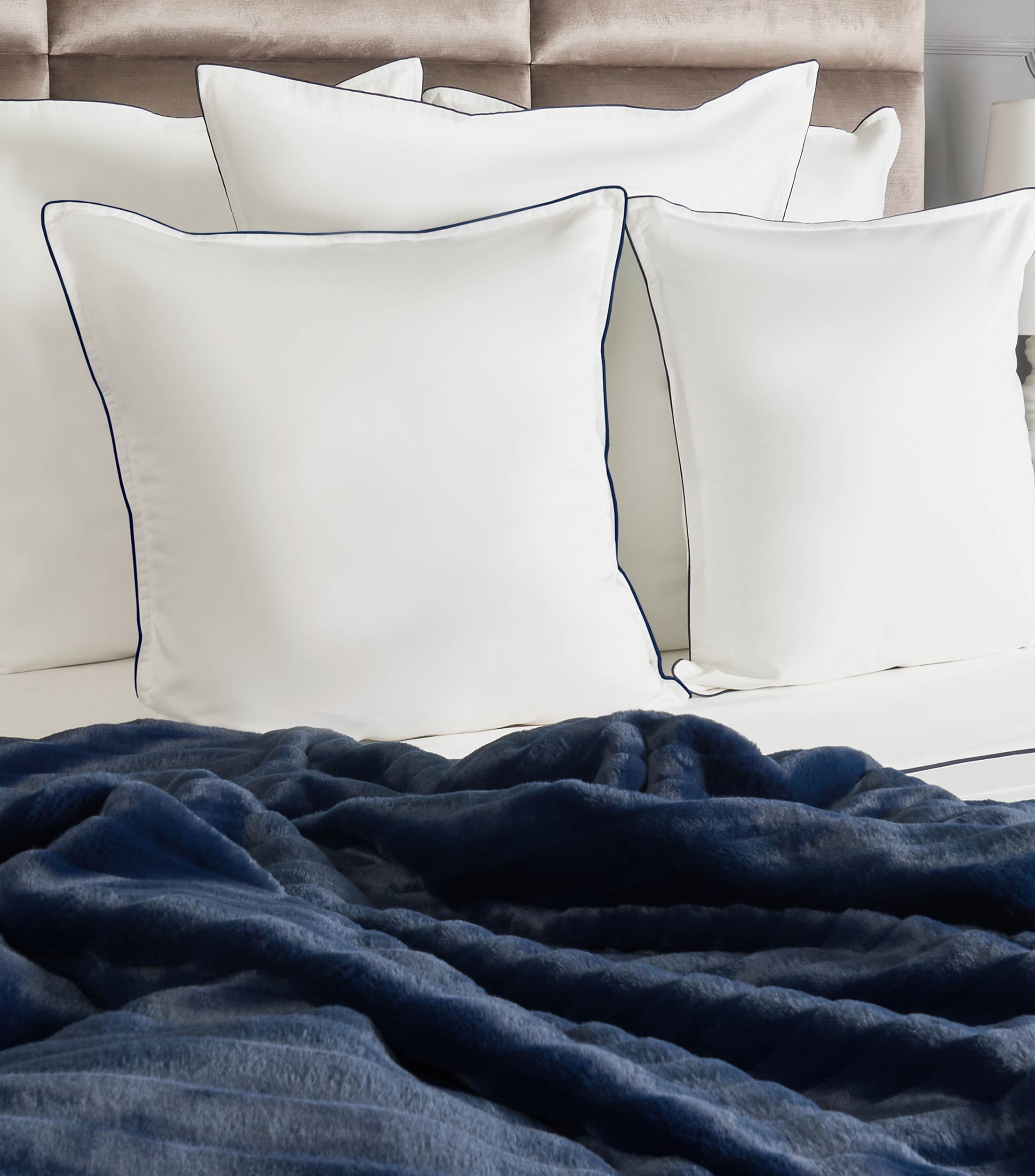 Funda para cojin en algodon blanco con azul marino