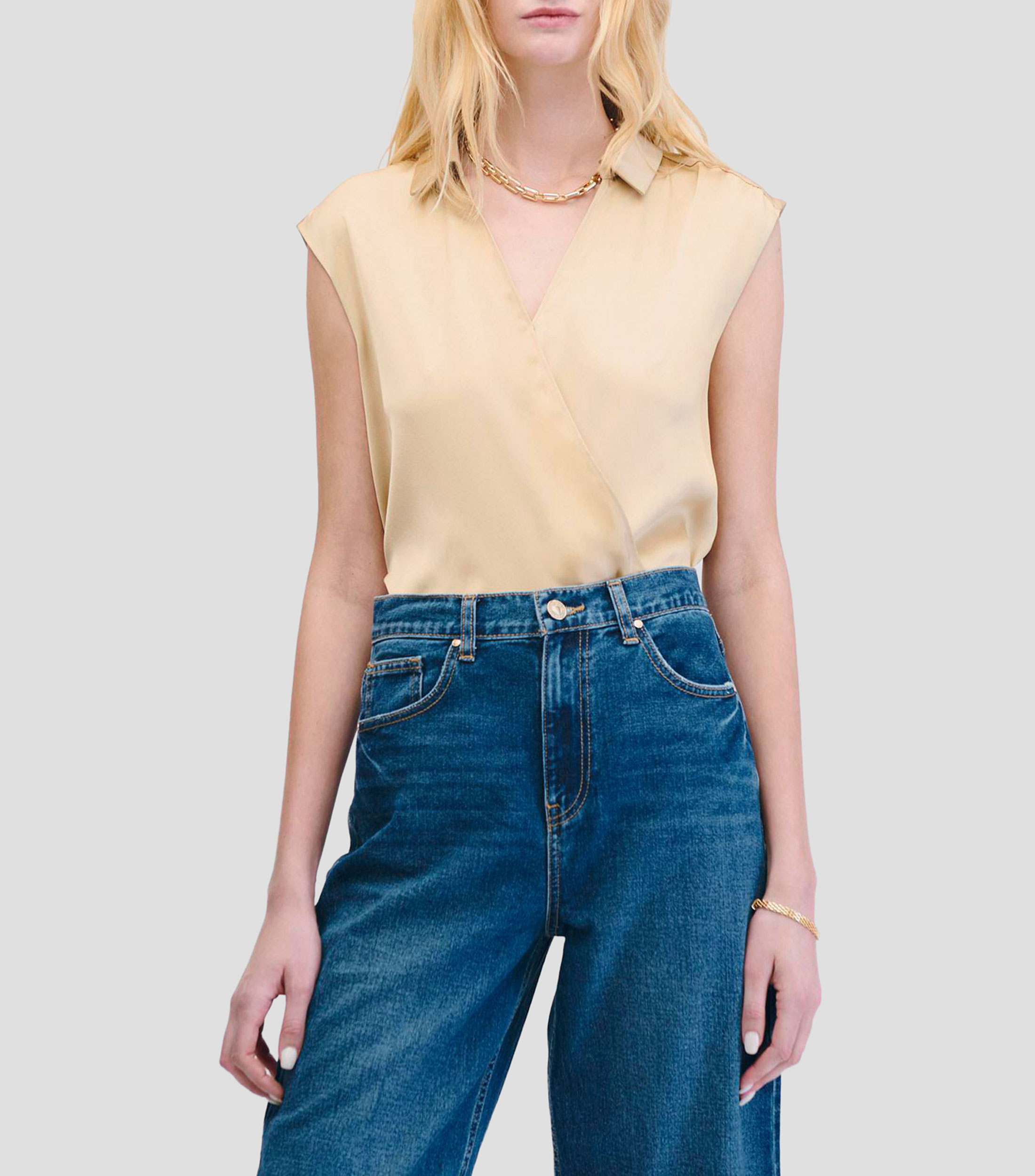 Blusa de satín envolvente oro cuello camisero Mujer