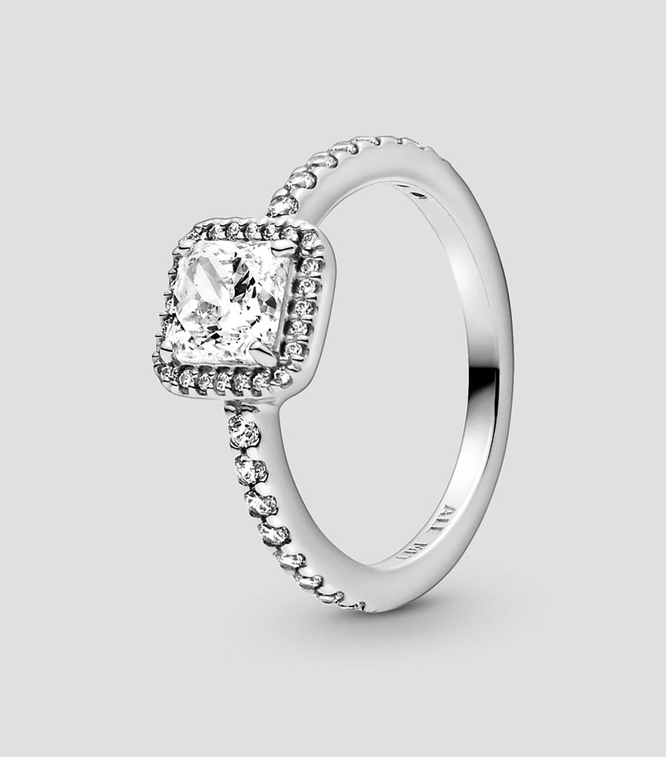 Anillo con Detalle Cuadrado e Incrustación Mujer
