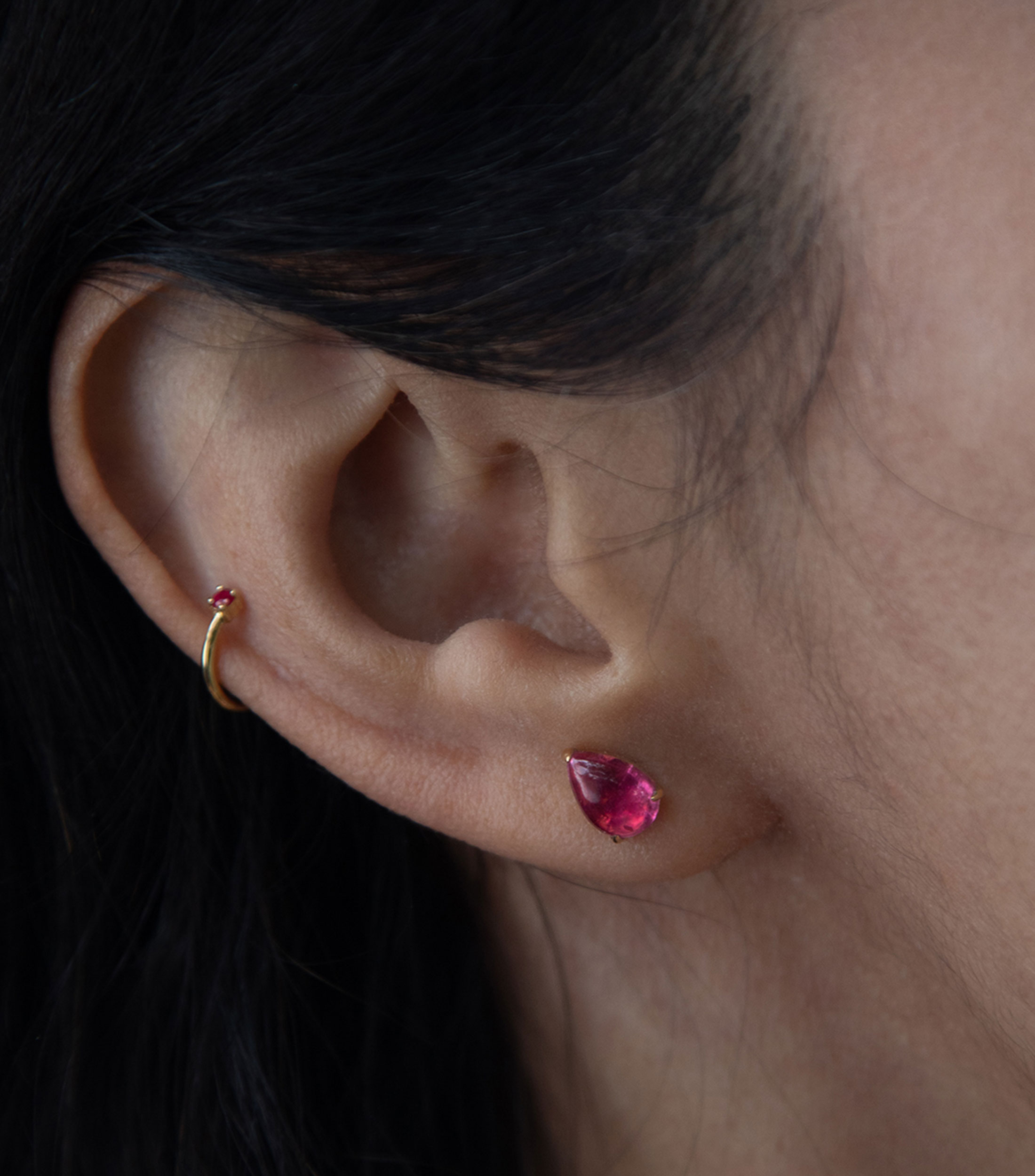 Aretes Cuff en oro amarillo 18 kilates con rubí Mujer
