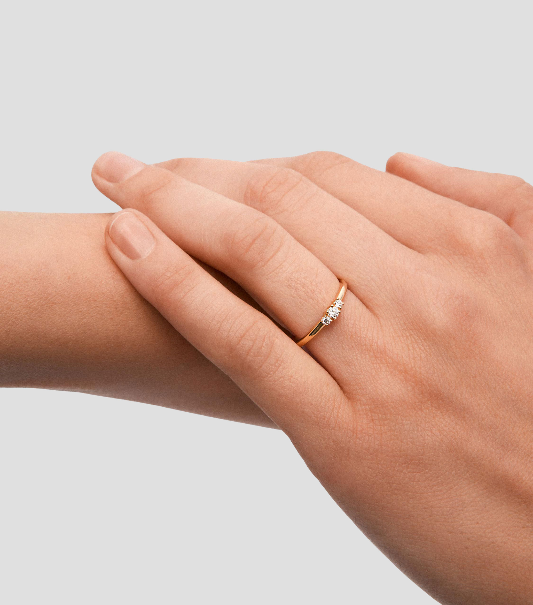 Anillo tresillo en Oro amarillo de 18 Kilates Orion con diamantes Mujer