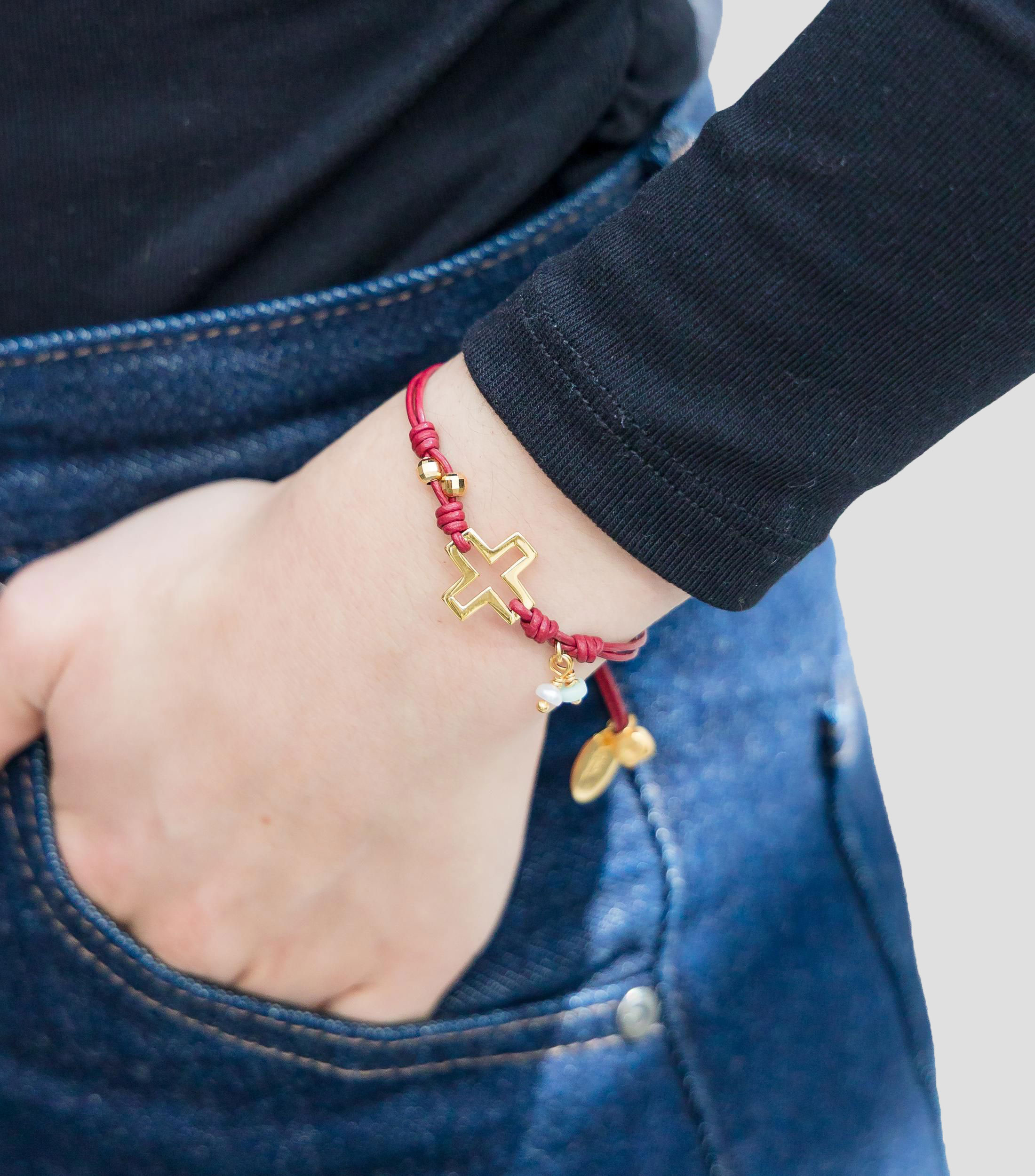 Pulsera roja con dije Mujer