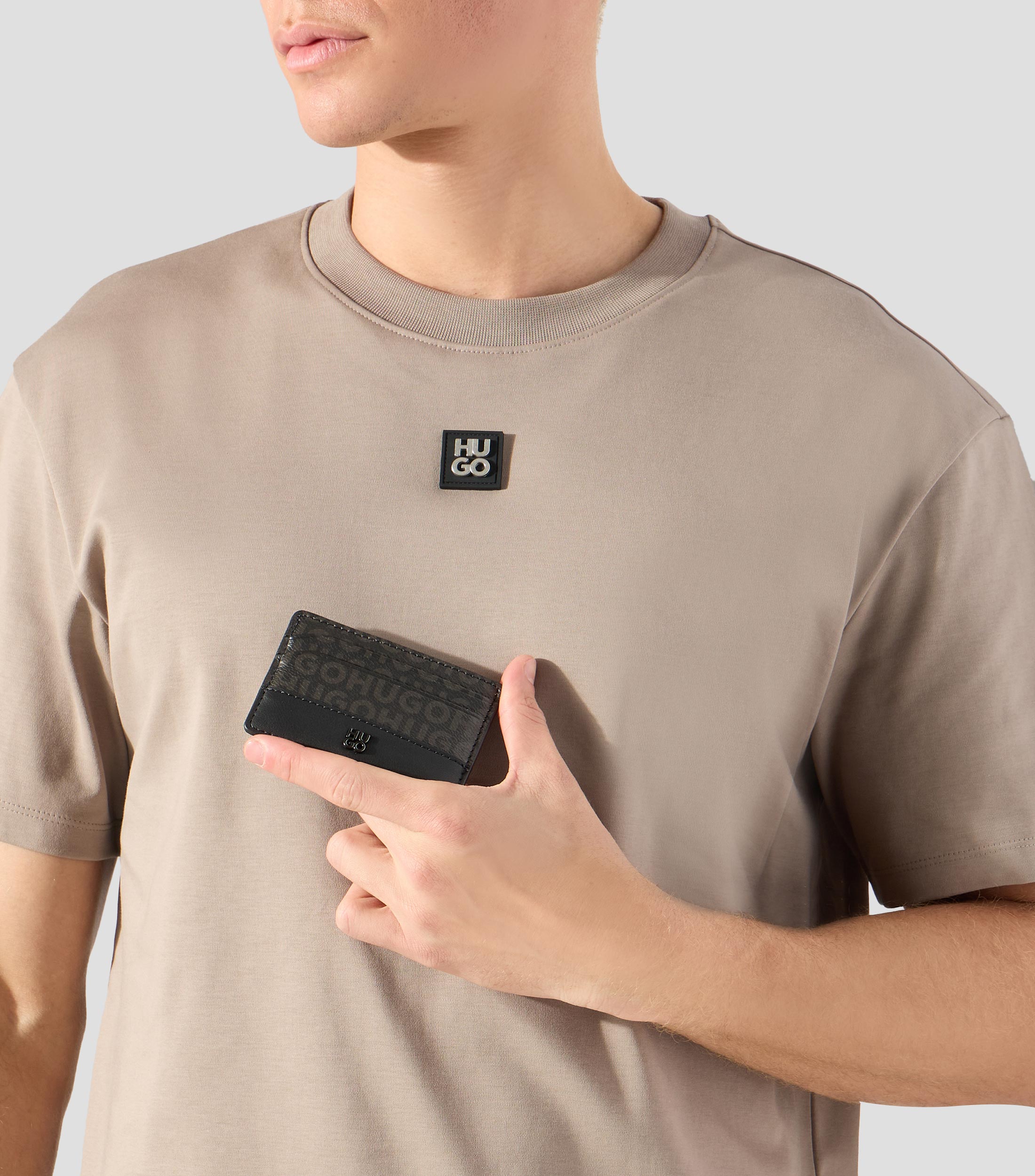 Tarjetero con estampado de monograma y logo apilado metálico Hombre