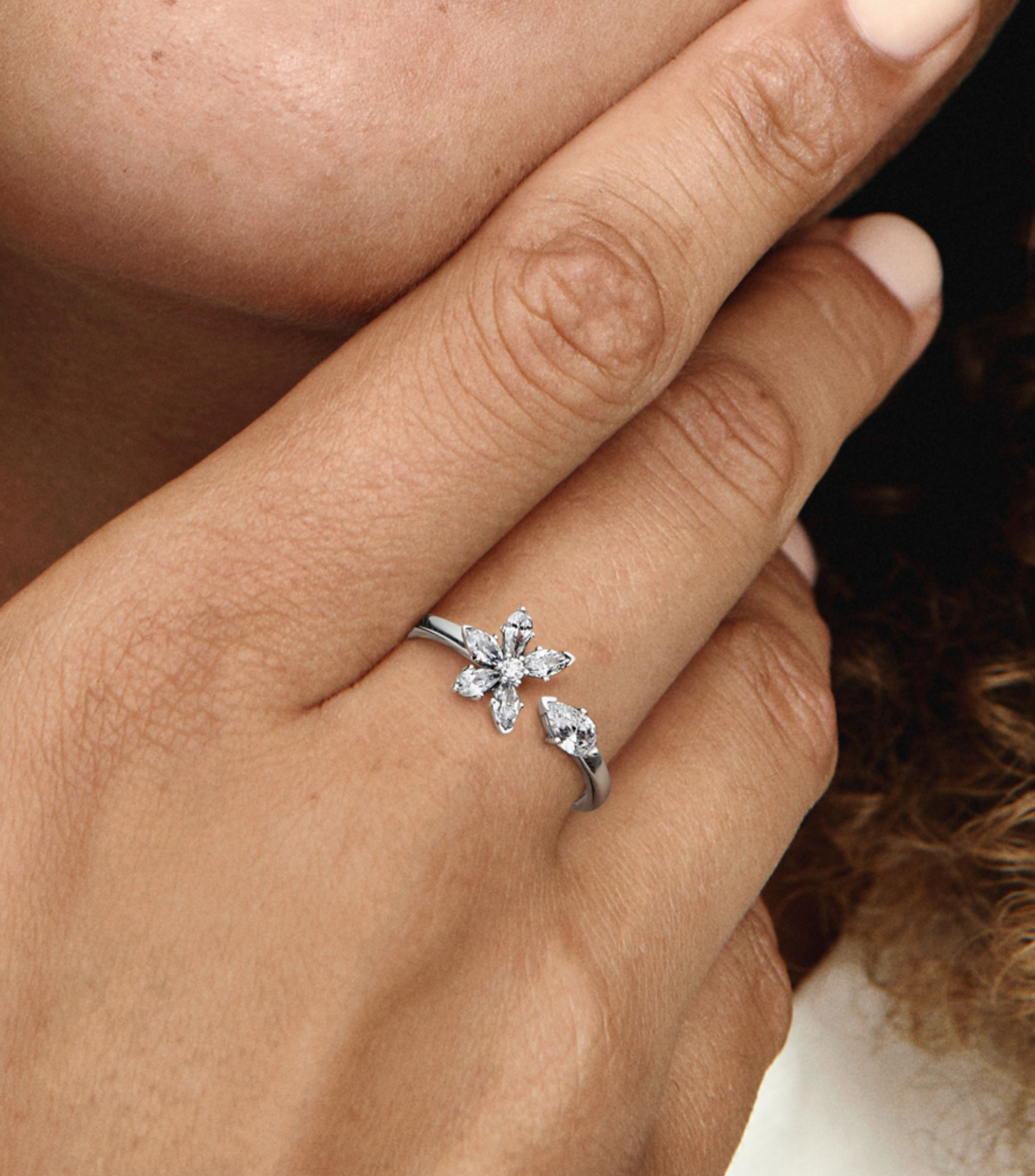 Anillo abierto en plata .925 con incrustaciones de zirconia Mujer