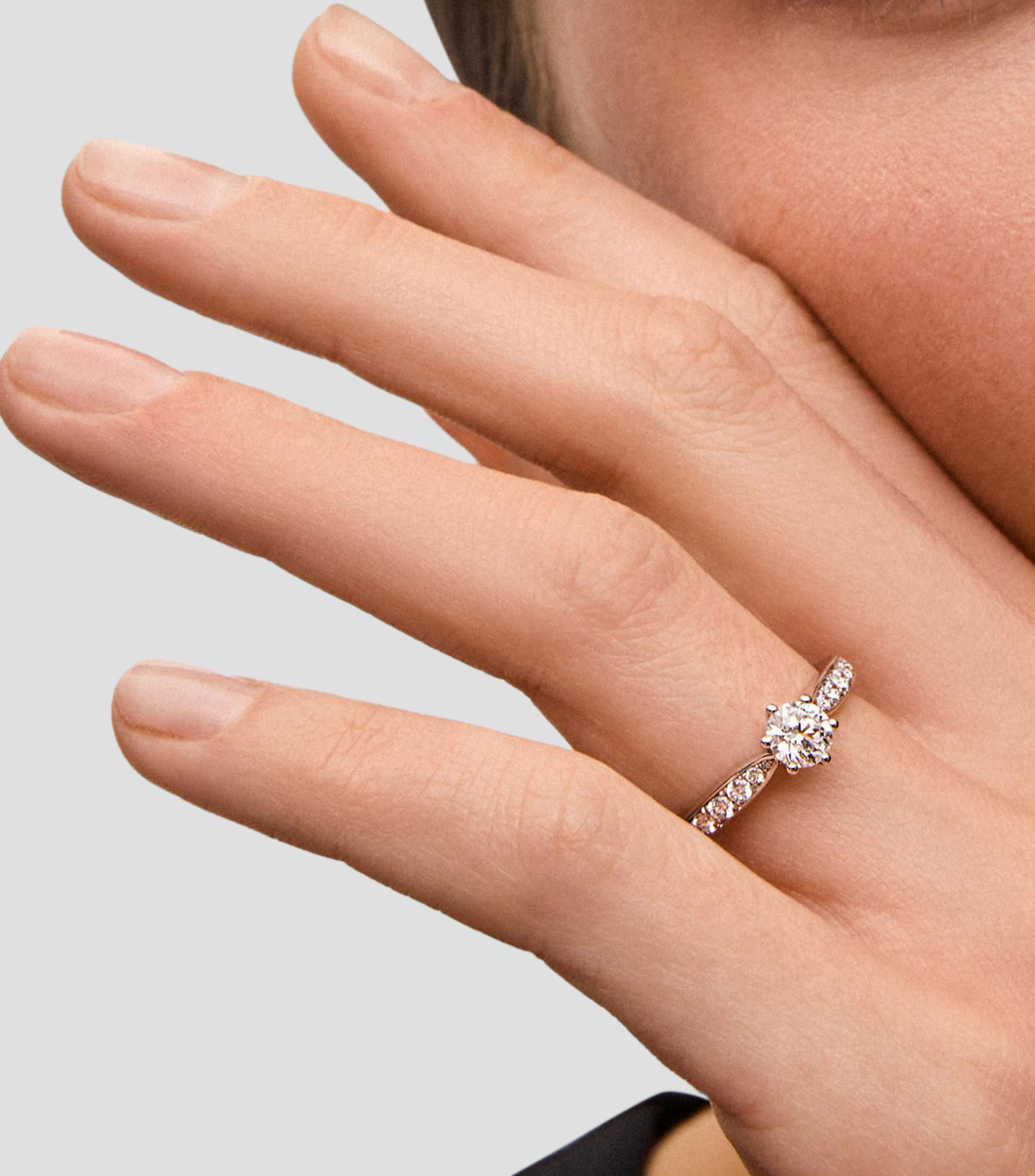 Anillo solitario en Oro blanco de 18 Kilates con diamante Mujer